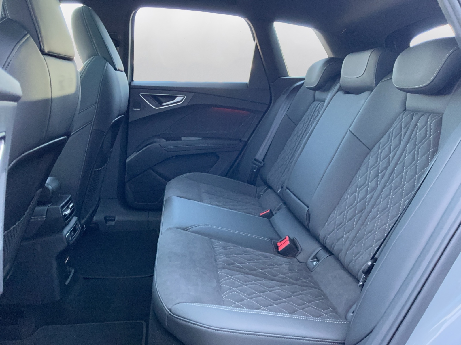 AUDI Q4 e-tron SUV quattro performance Swiss Ski - 11