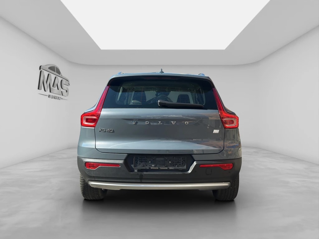VOLVO XC40 8