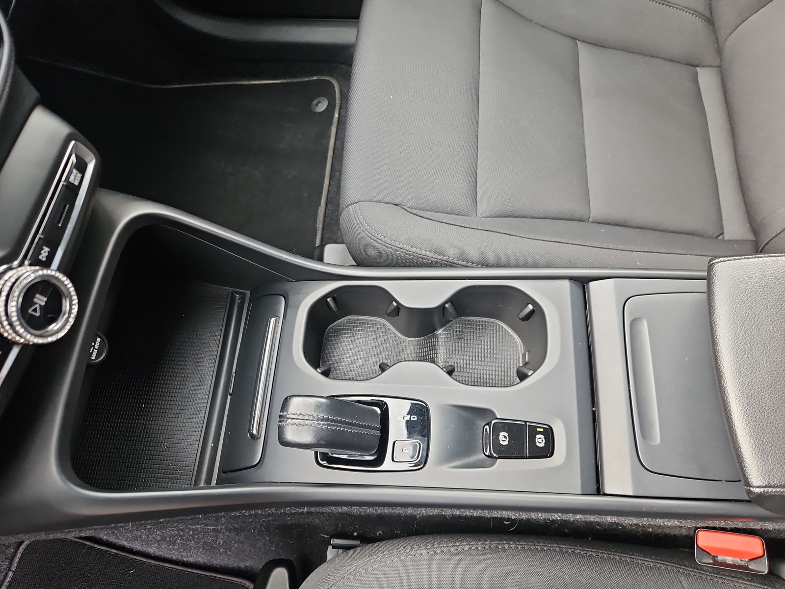 VOLVO XC40 T3 Momentum - 21