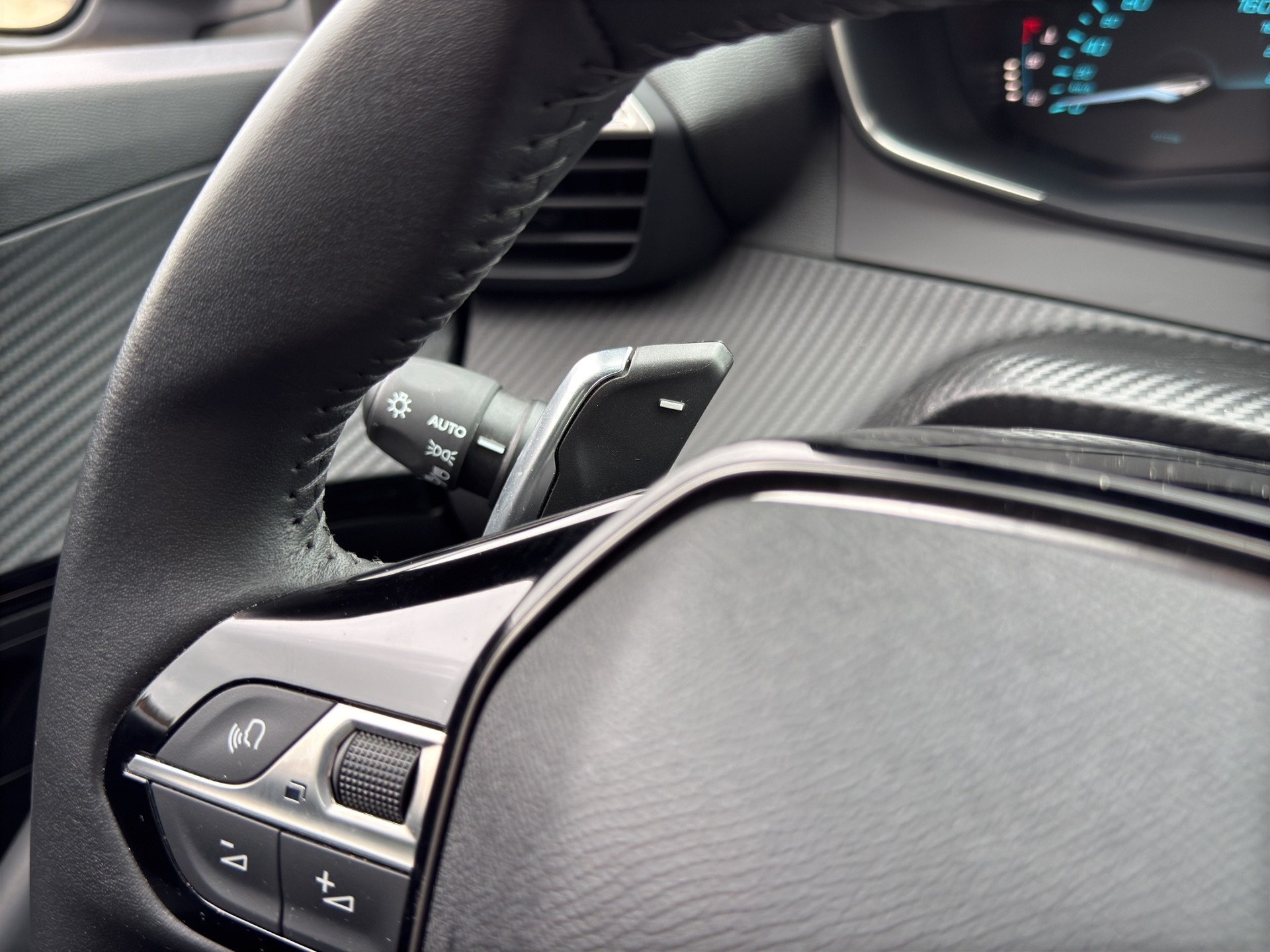PEUGEOT 2008 1.2 Hybrid 145 Style - 33