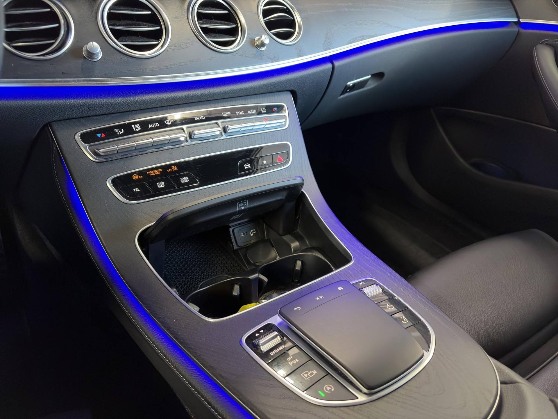 MERCEDES-BENZ E 220 d AMG Line 4matic Kombi - 10