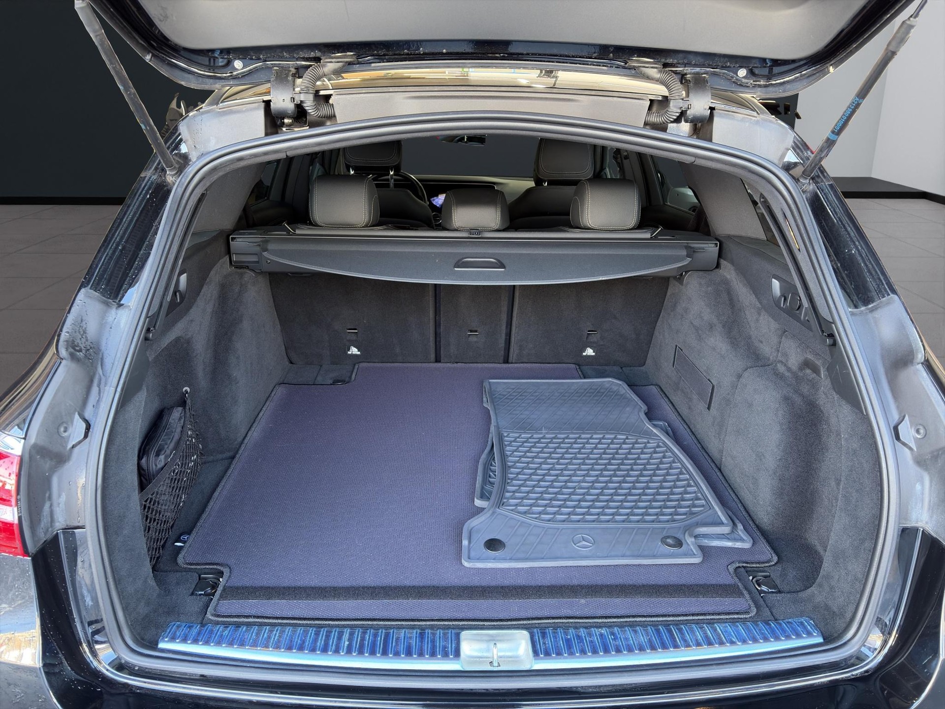 MERCEDES-BENZ E 220 d AMG Line 4matic Kombi - 15