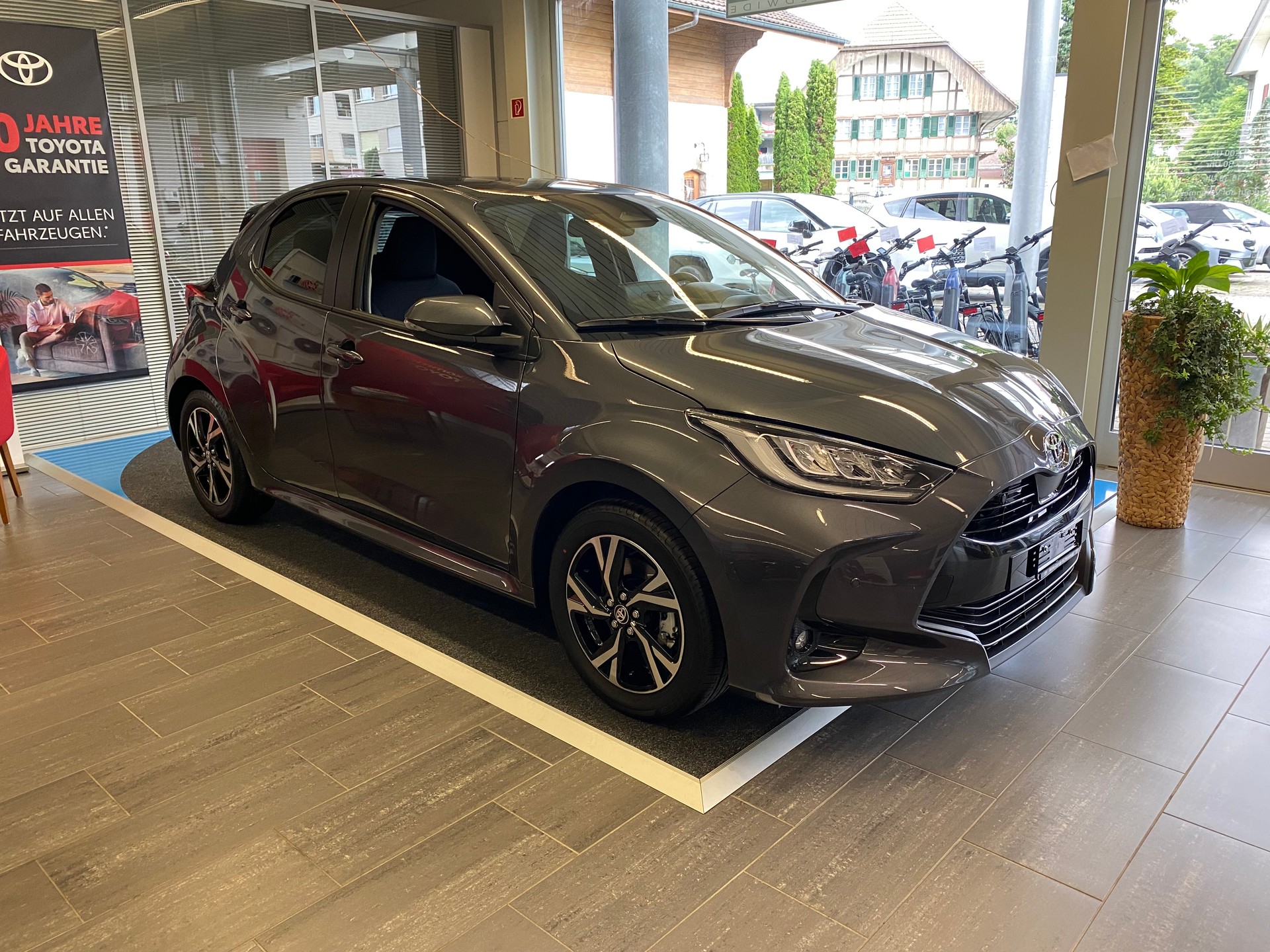 TOYOTA Yaris 1.5 Trend e-CVT - 2