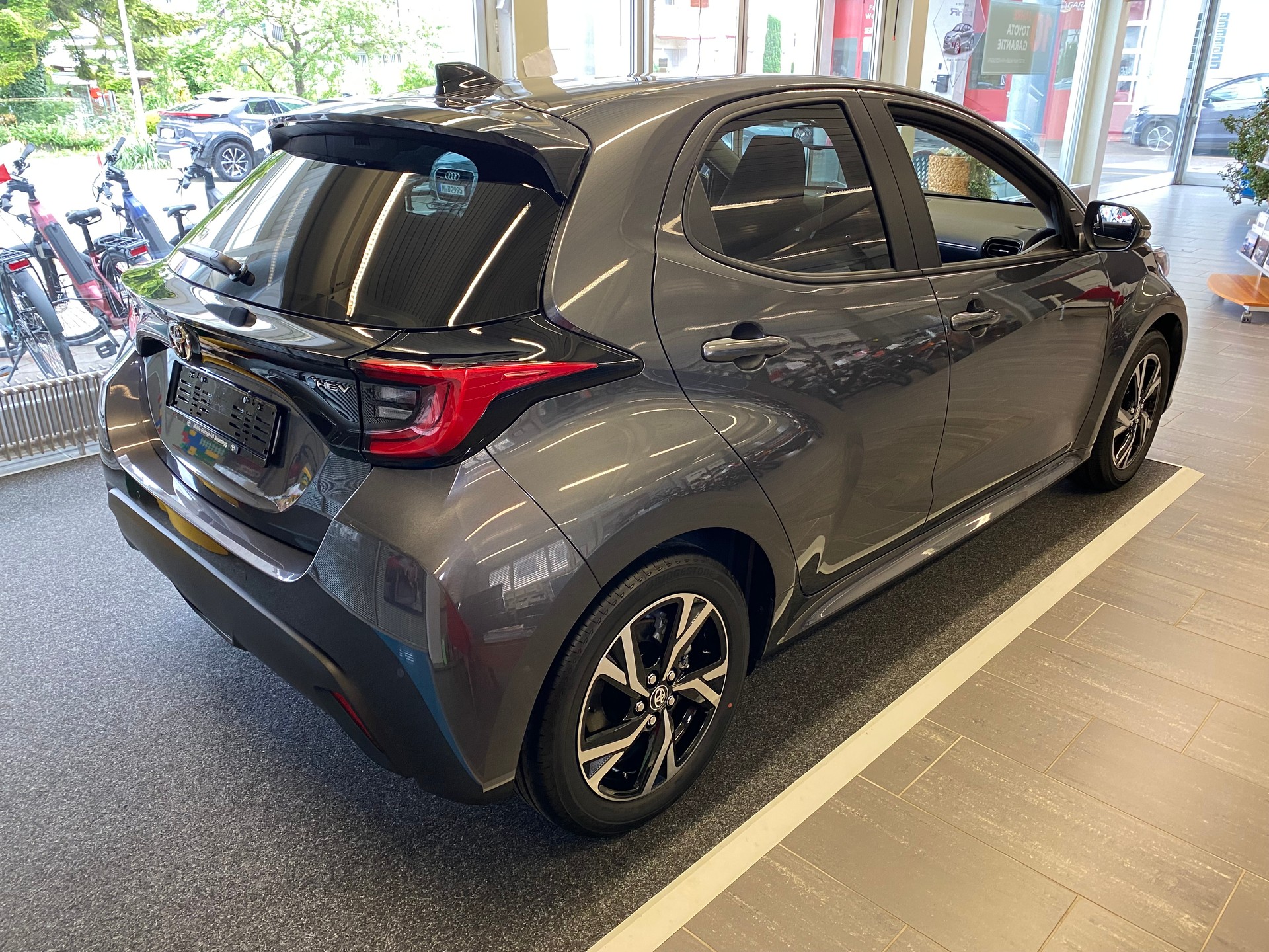 TOYOTA Yaris 1.5 Trend e-CVT - 3