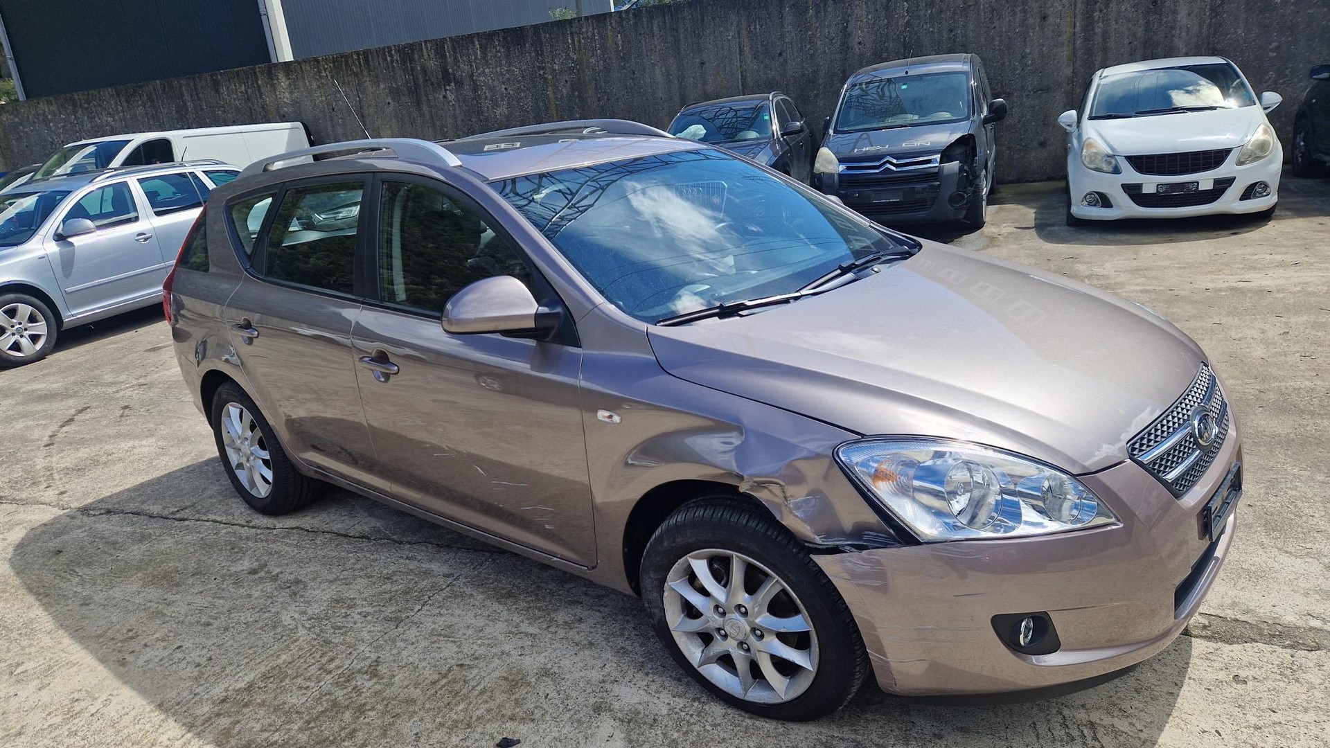KIA Cee'd Sporty Wagon 1.6 16V Trend Automatic - 1