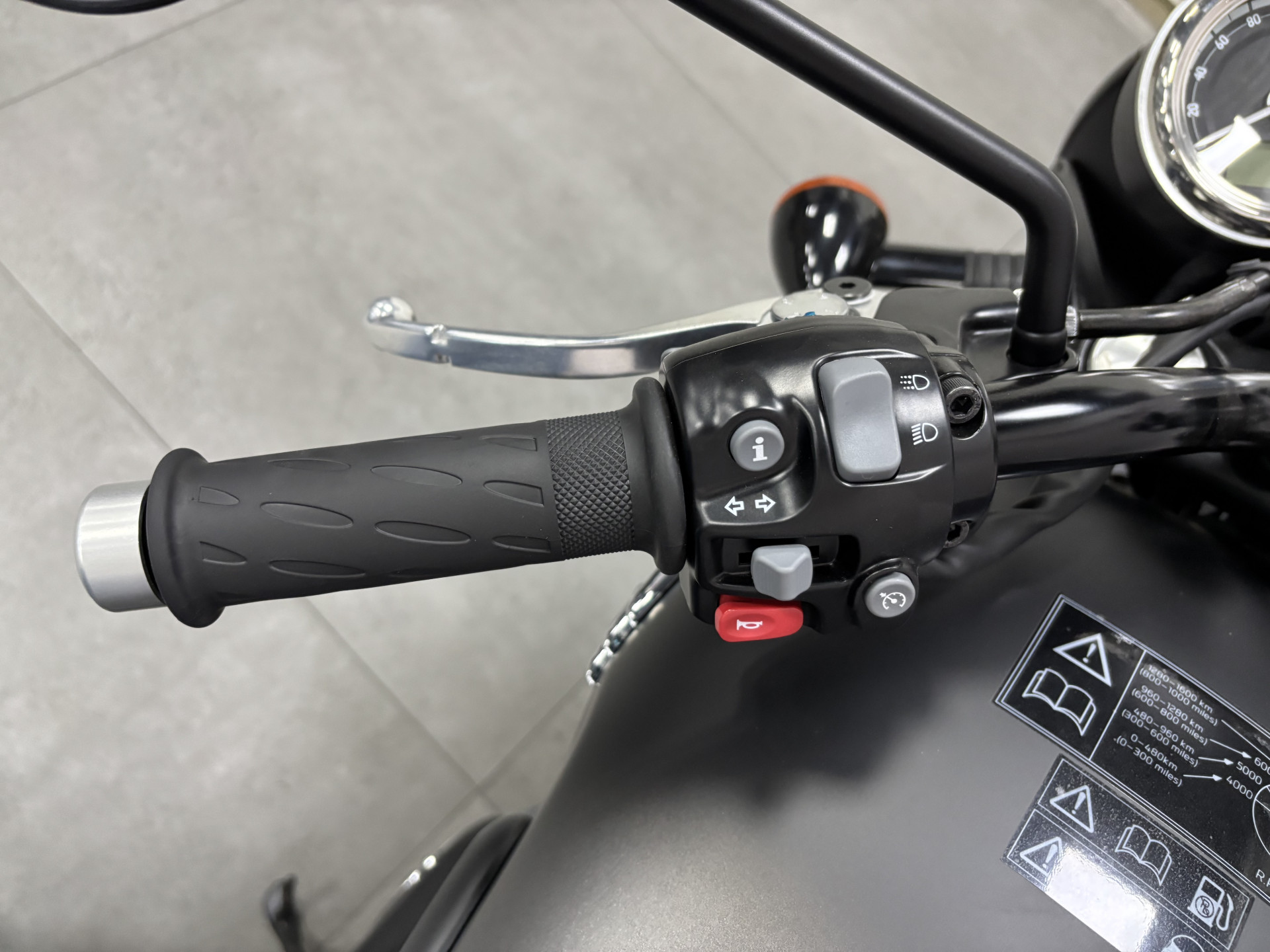 TRIUMPH Bonneville T120 Black - 7