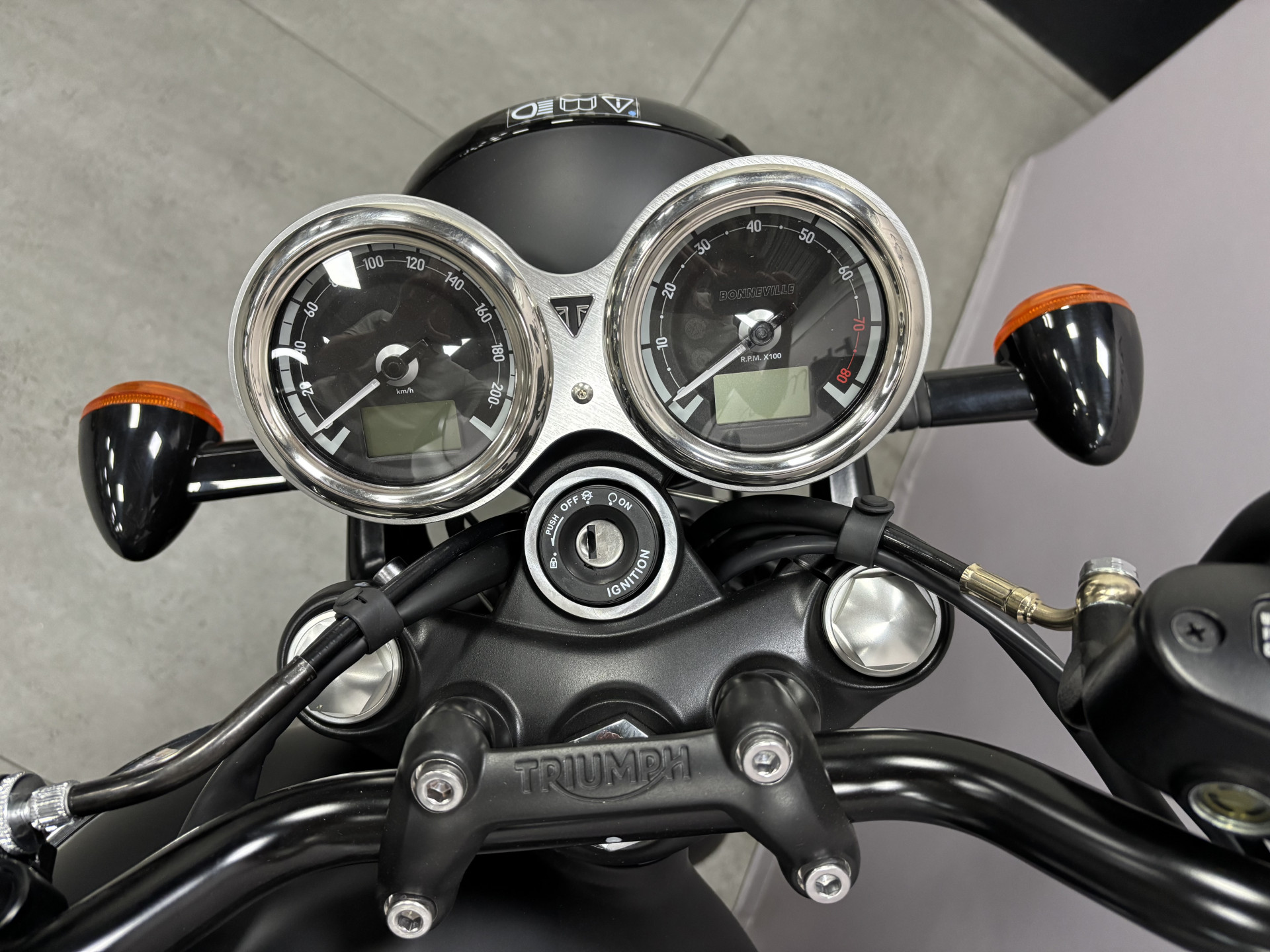 TRIUMPH Bonneville T120 Black - 5