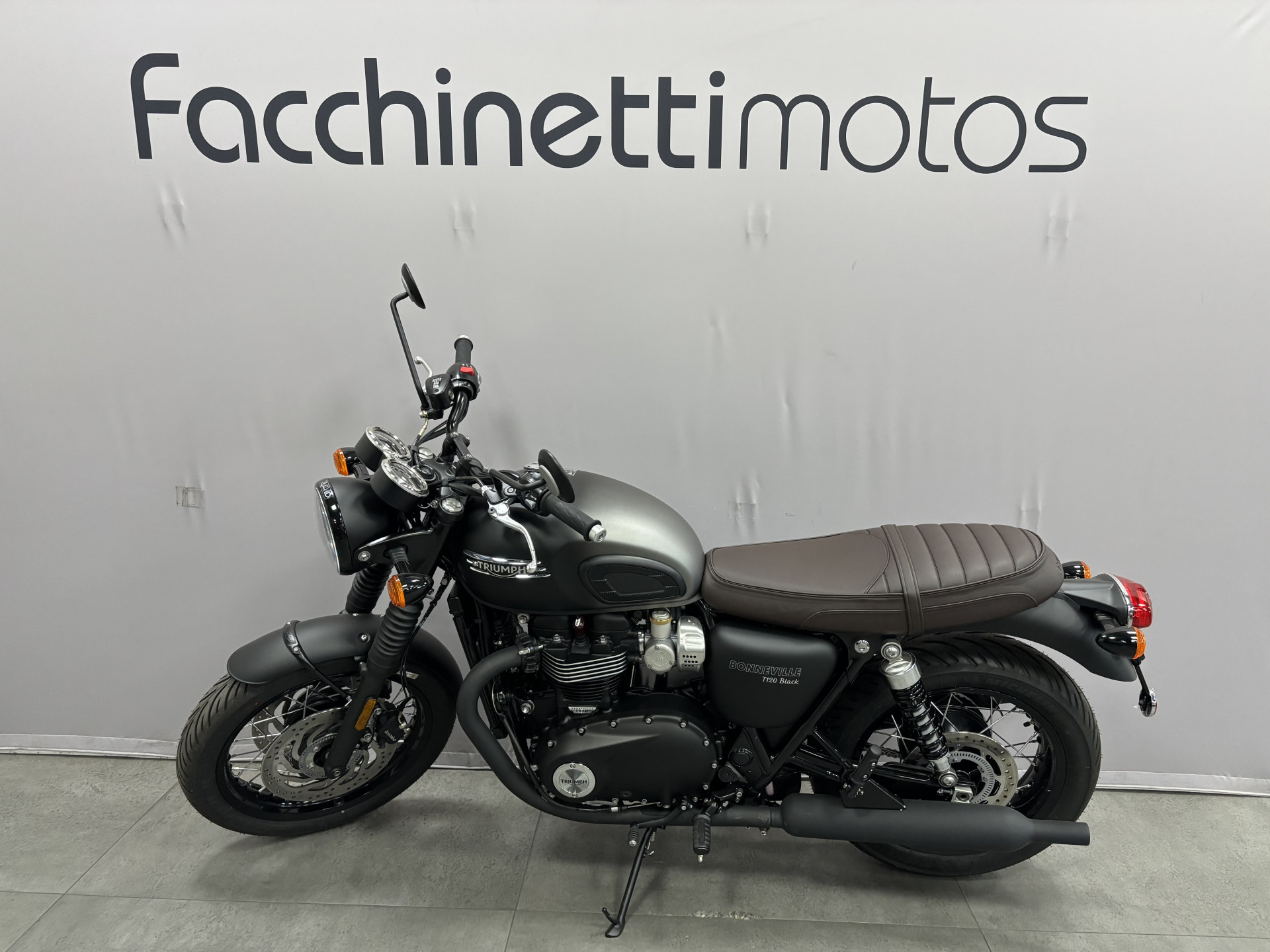 TRIUMPH Bonneville T120 Black - 4