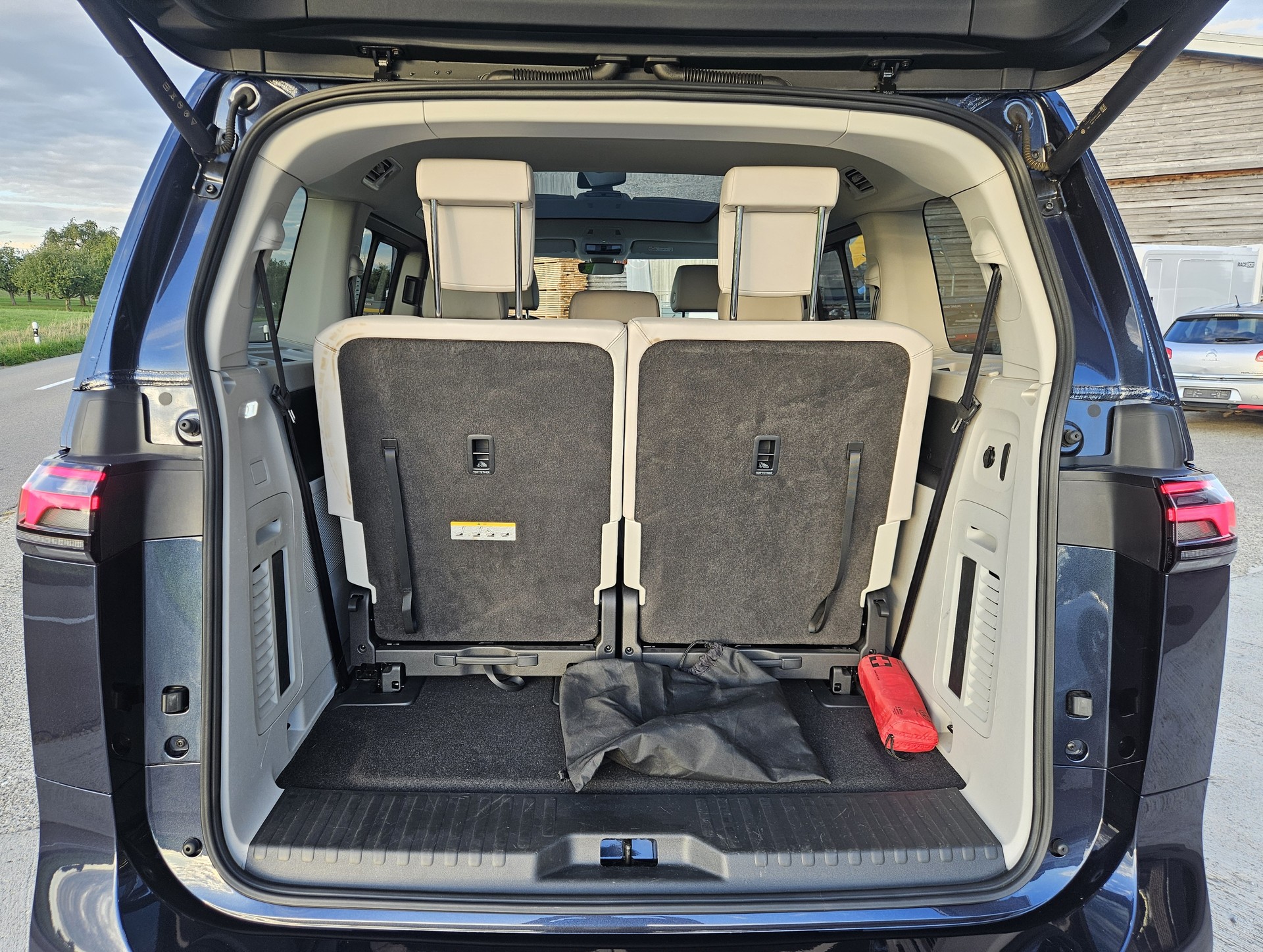 VW ID.Buzz LWB Pro mit 7-Sitzplätzen und Panoramadach - 24