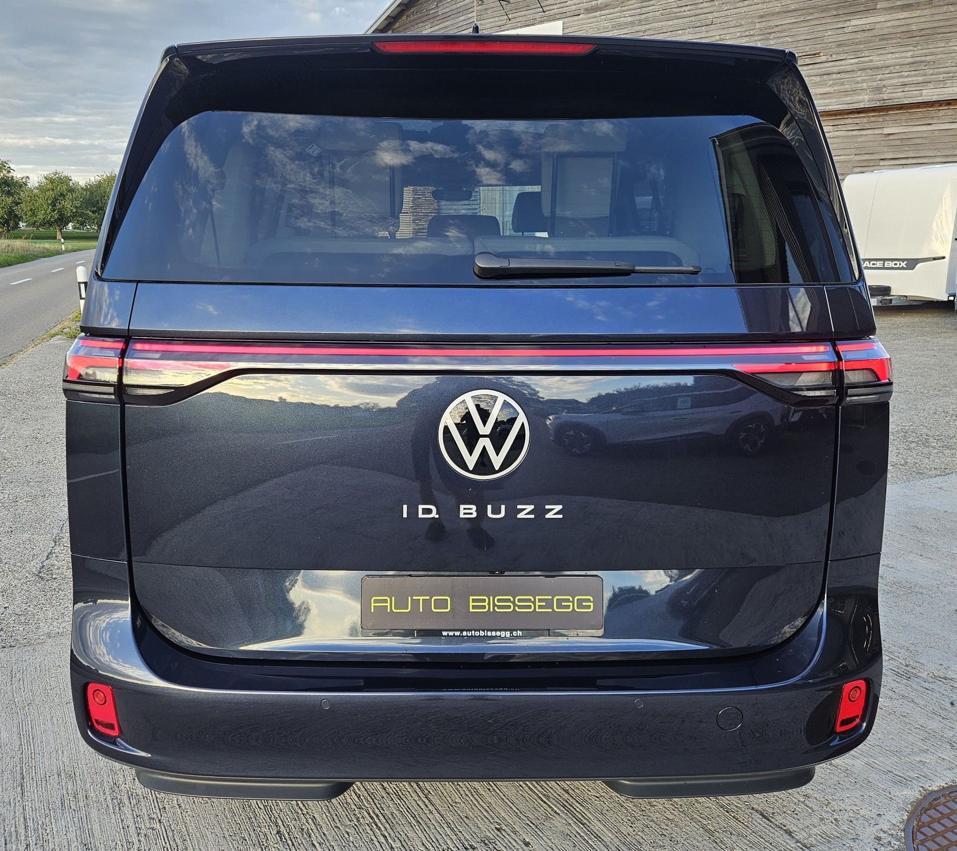 VW ID.Buzz LWB Pro mit 7-Sitzplätzen und Panoramadach - 7