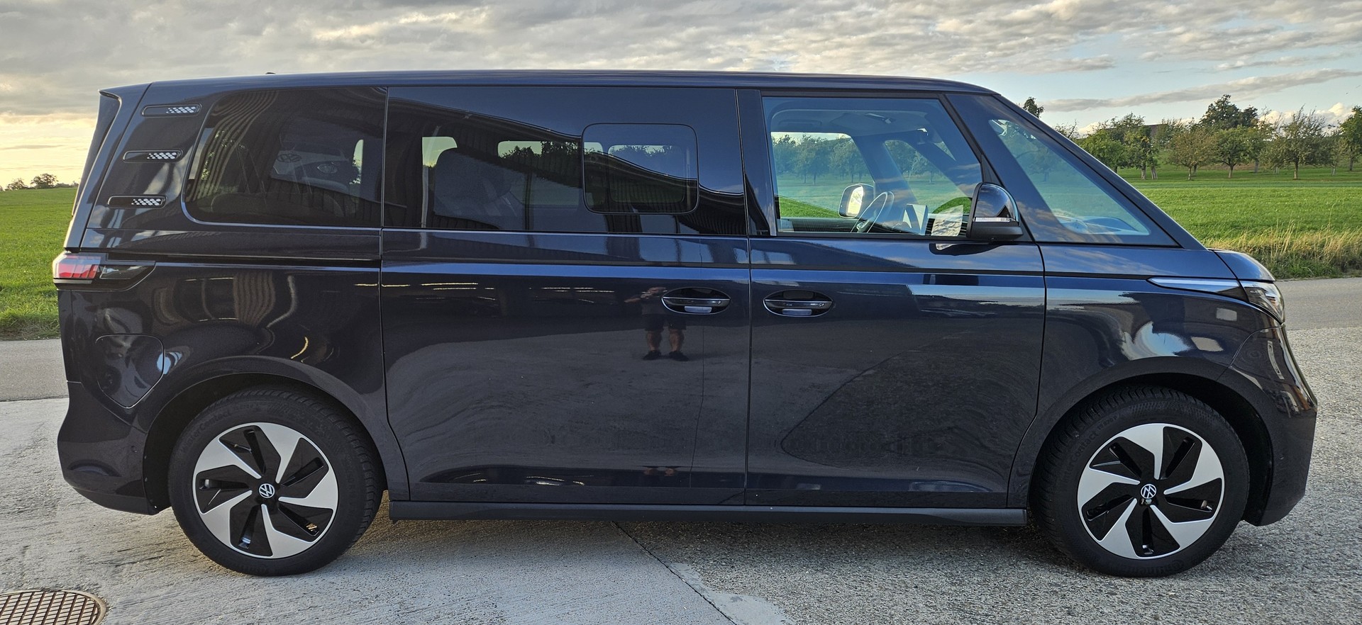VW ID.Buzz LWB Pro mit 7-Sitzplätzen und Panoramadach - 9