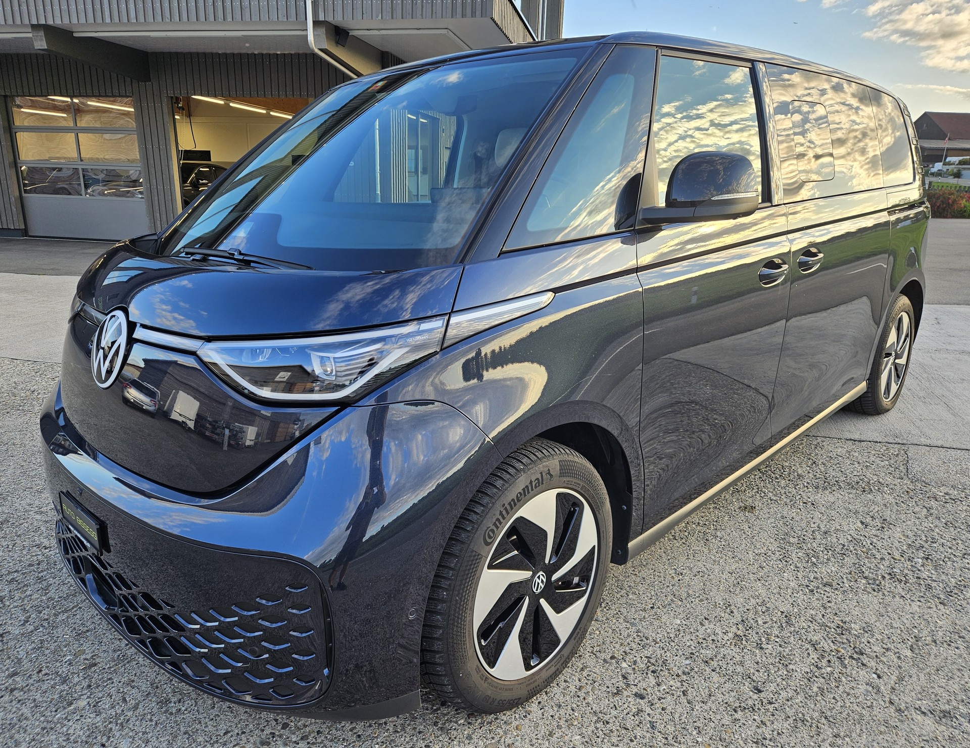 VW ID.Buzz LWB Pro mit 7-Sitzplätzen und Panoramadach - 3