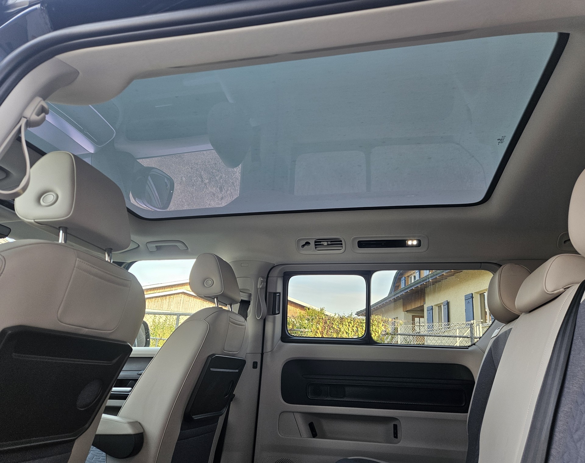 VW ID.Buzz LWB Pro mit 7-Sitzplätzen und Panoramadach - 23