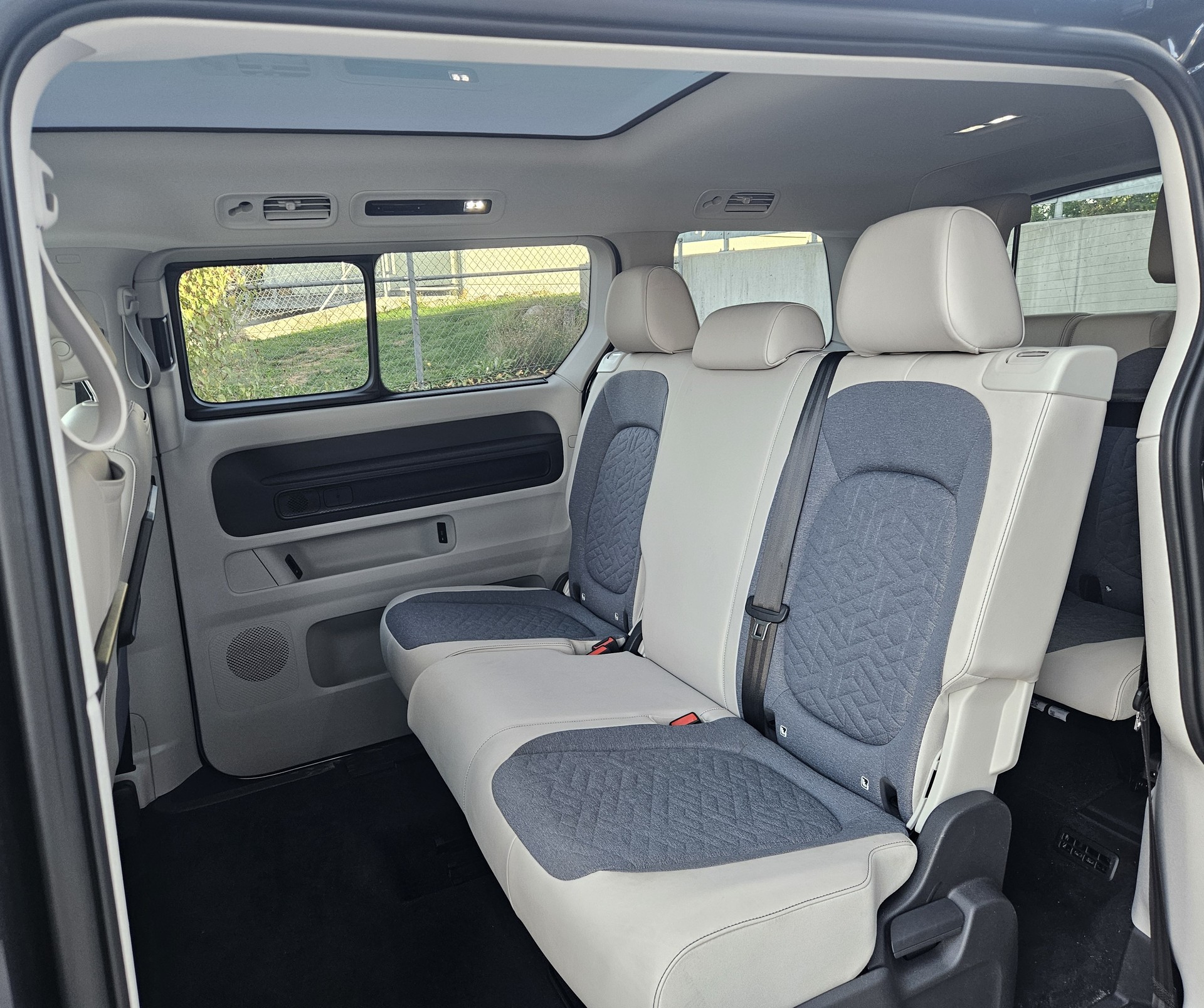 VW ID.Buzz LWB Pro mit 7-Sitzplätzen und Panoramadach - 21
