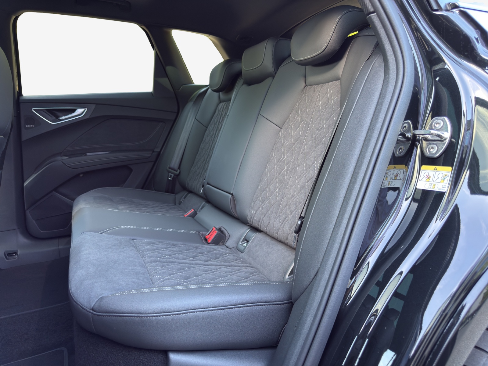 AUDI Q4 e-tron SUV quattro performance - 12