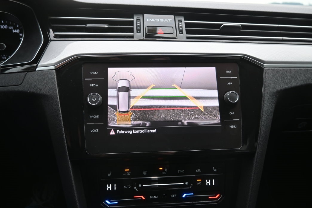 VW Passat Variant 2.0 TDI Business DSG - 12