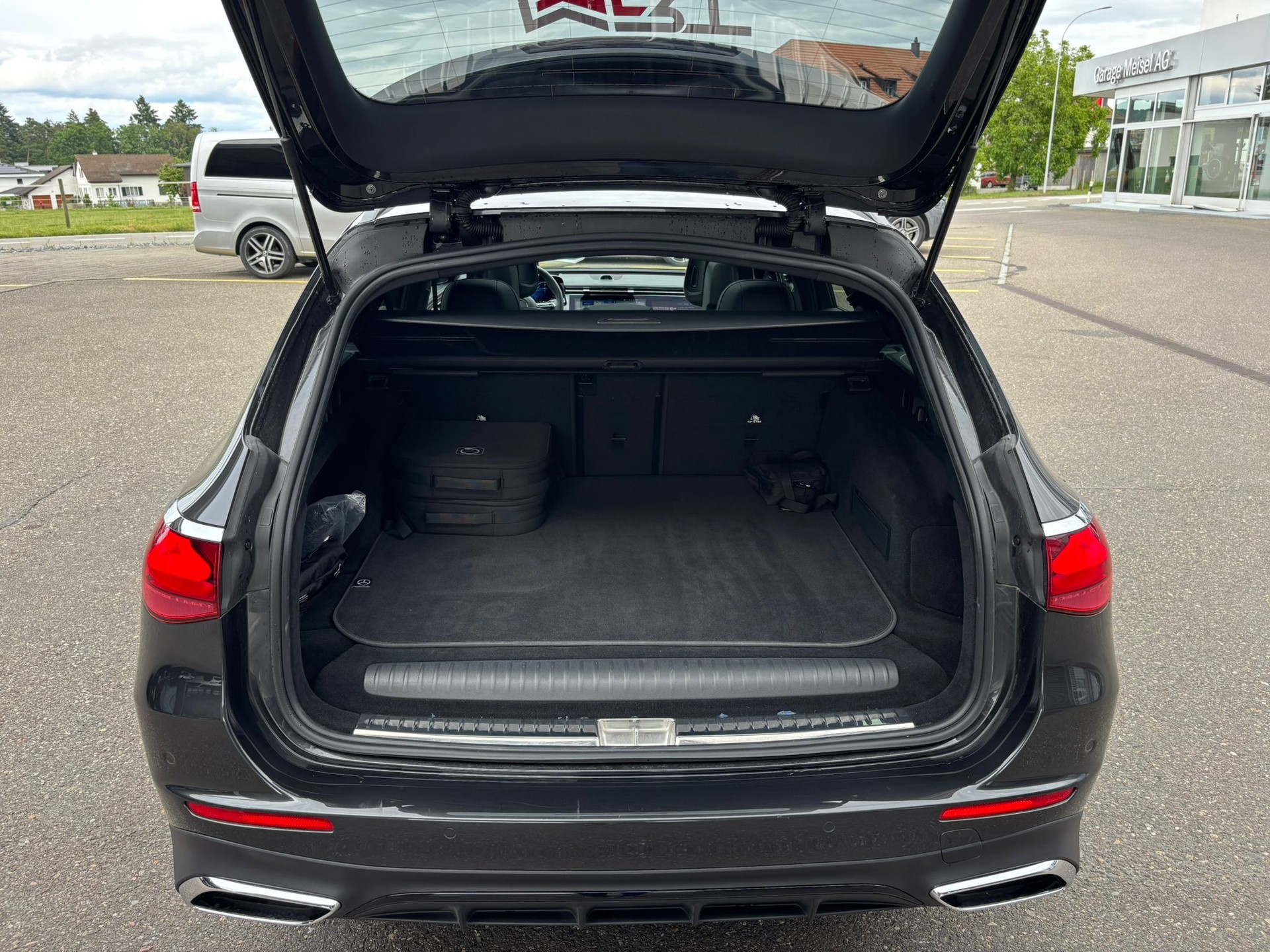 MERCEDES-BENZ E 300 de AMG-Line 4Matic Kombi - 14