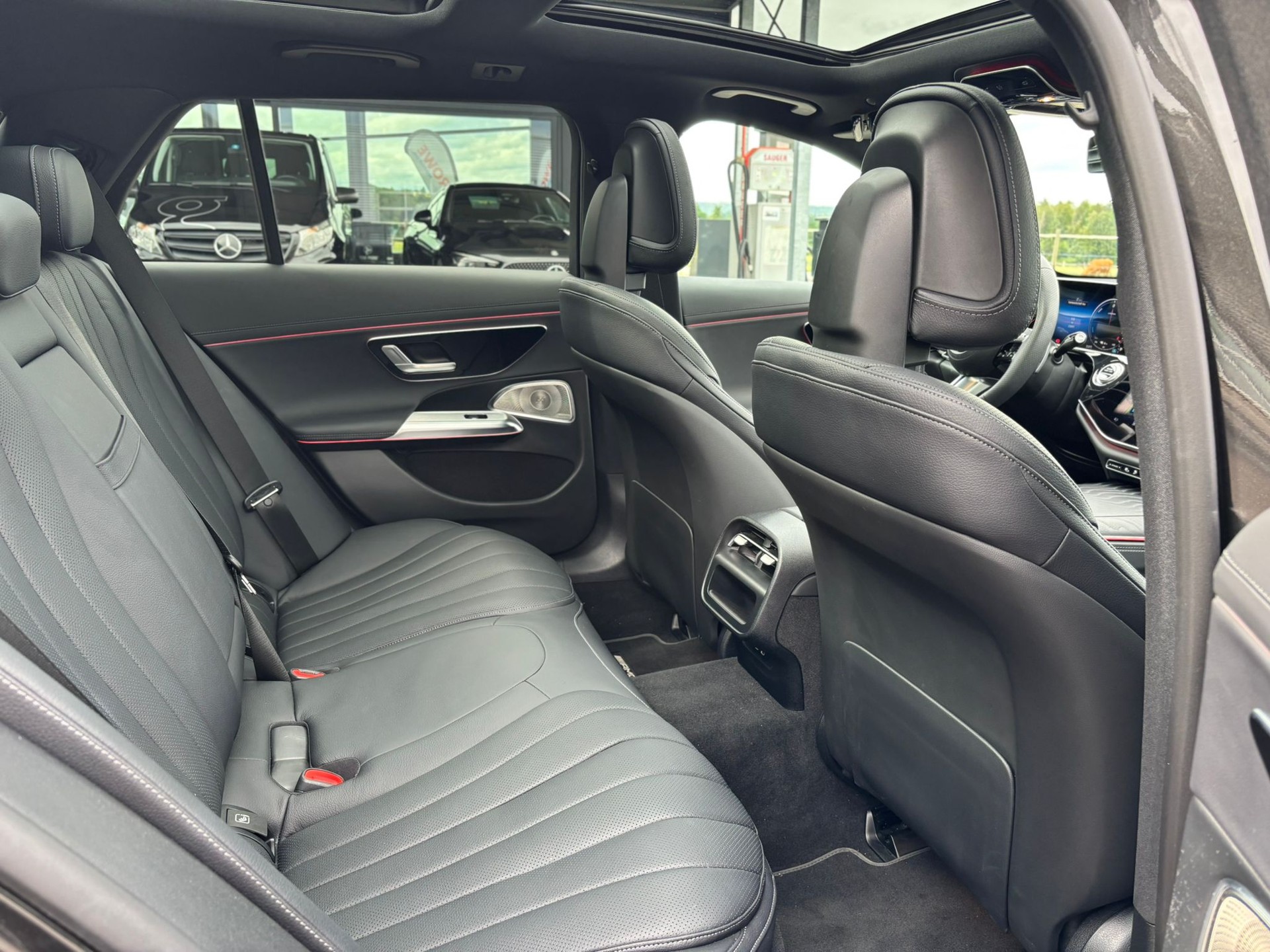 MERCEDES-BENZ E 300 de AMG-Line 4Matic Kombi - 10
