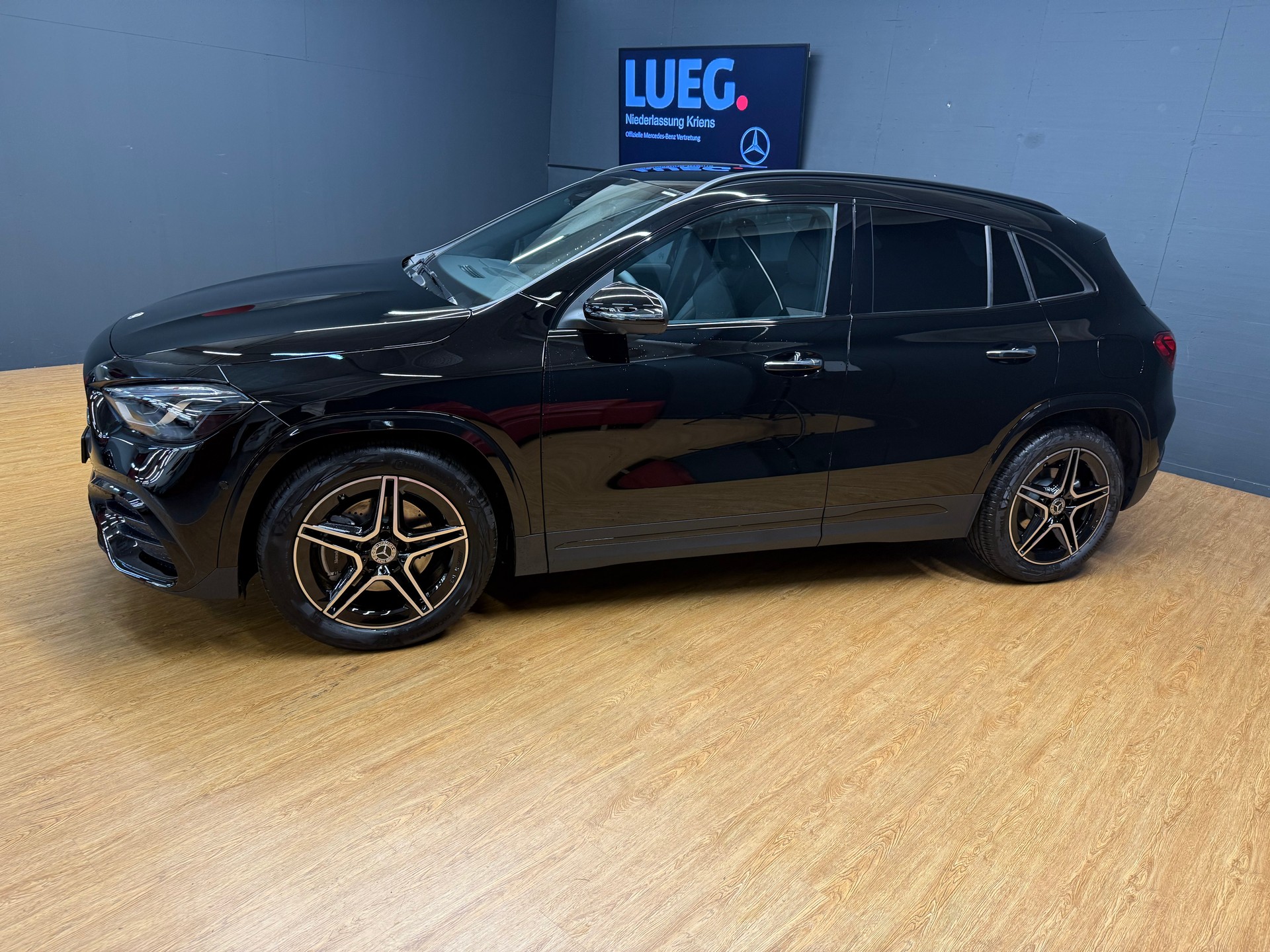 MERCEDES-BENZ GLA 200 - AMG / DISTRONIC / 360 Grad Kamera / AHK / Sitzmemory - 4