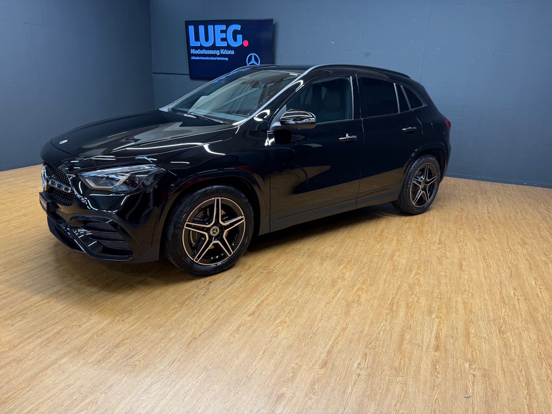 MERCEDES-BENZ GLA 200 - AMG / DISTRONIC / 360 Grad Kamera / AHK / Sitzmemory - 3