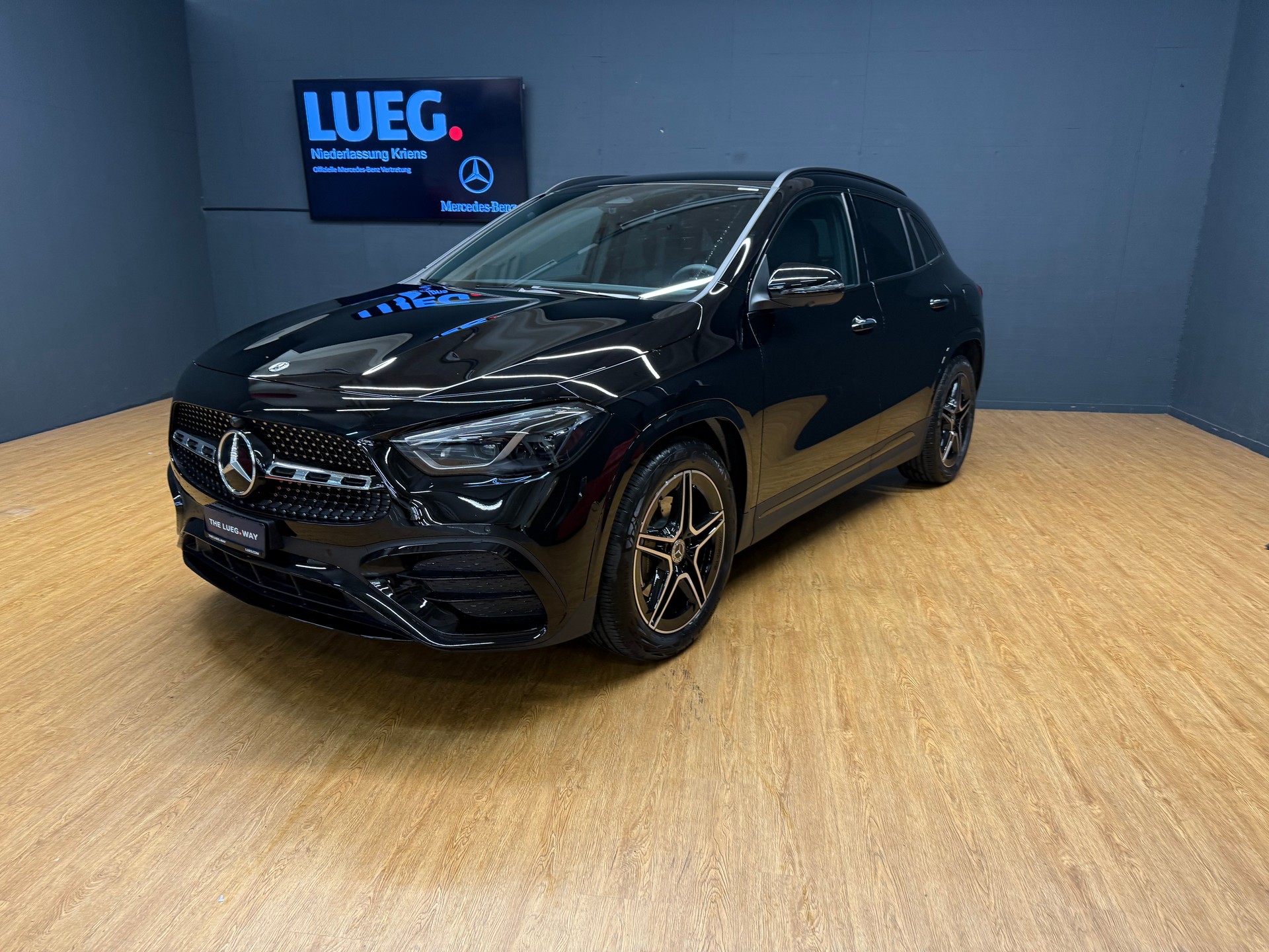 MERCEDES-BENZ GLA 200 - AMG / DISTRONIC / 360 Grad Kamera / AHK / Sitzmemory - 2