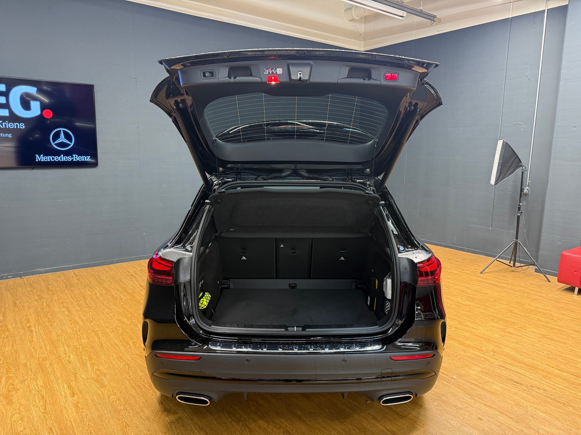 MERCEDES-BENZ GLA 200 - AMG / DISTRONIC / 360 Grad Kamera / AHK / Sitzmemory - 12