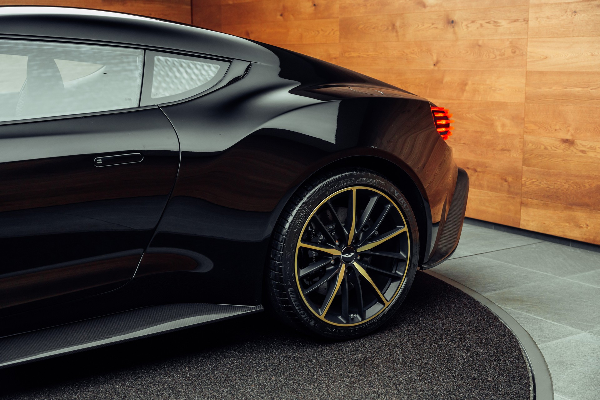 ASTON MARTIN Vanquish Zagato Coupé Villa d'Este 61/99 - 28