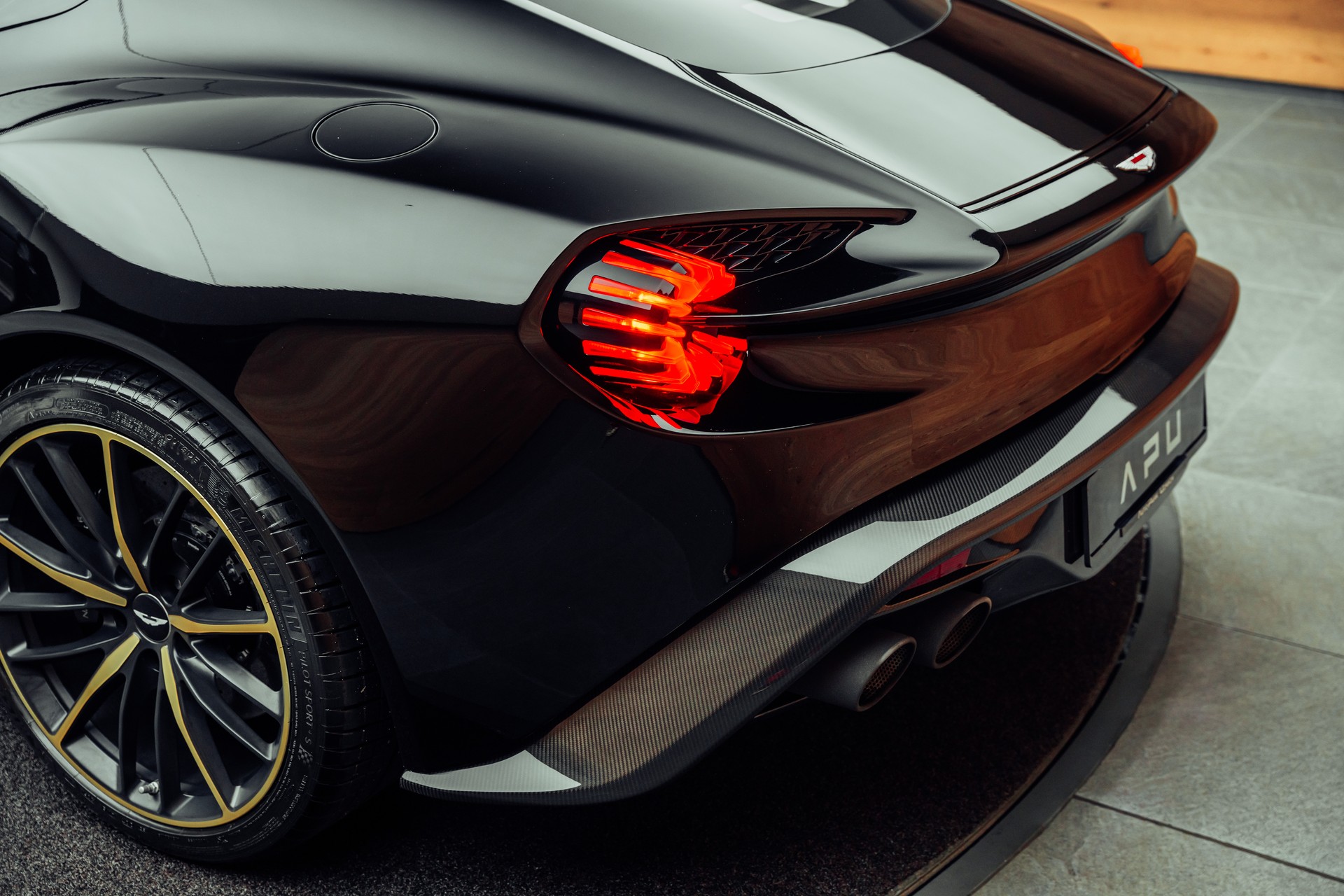 ASTON MARTIN Vanquish Zagato Coupé Villa d'Este 61/99 - 15