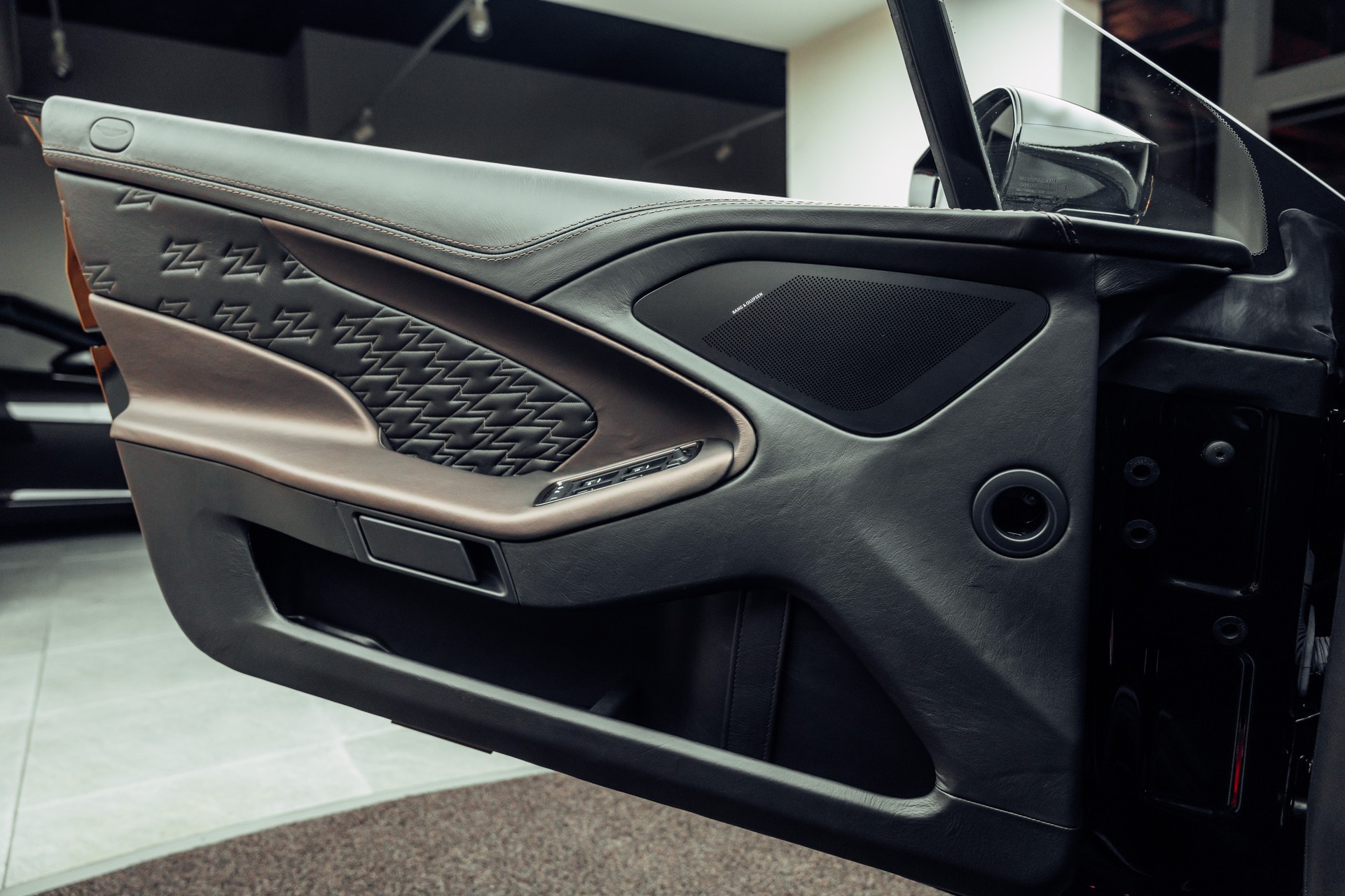 ASTON MARTIN Vanquish Zagato Coupé Villa d'Este 61/99 - 13