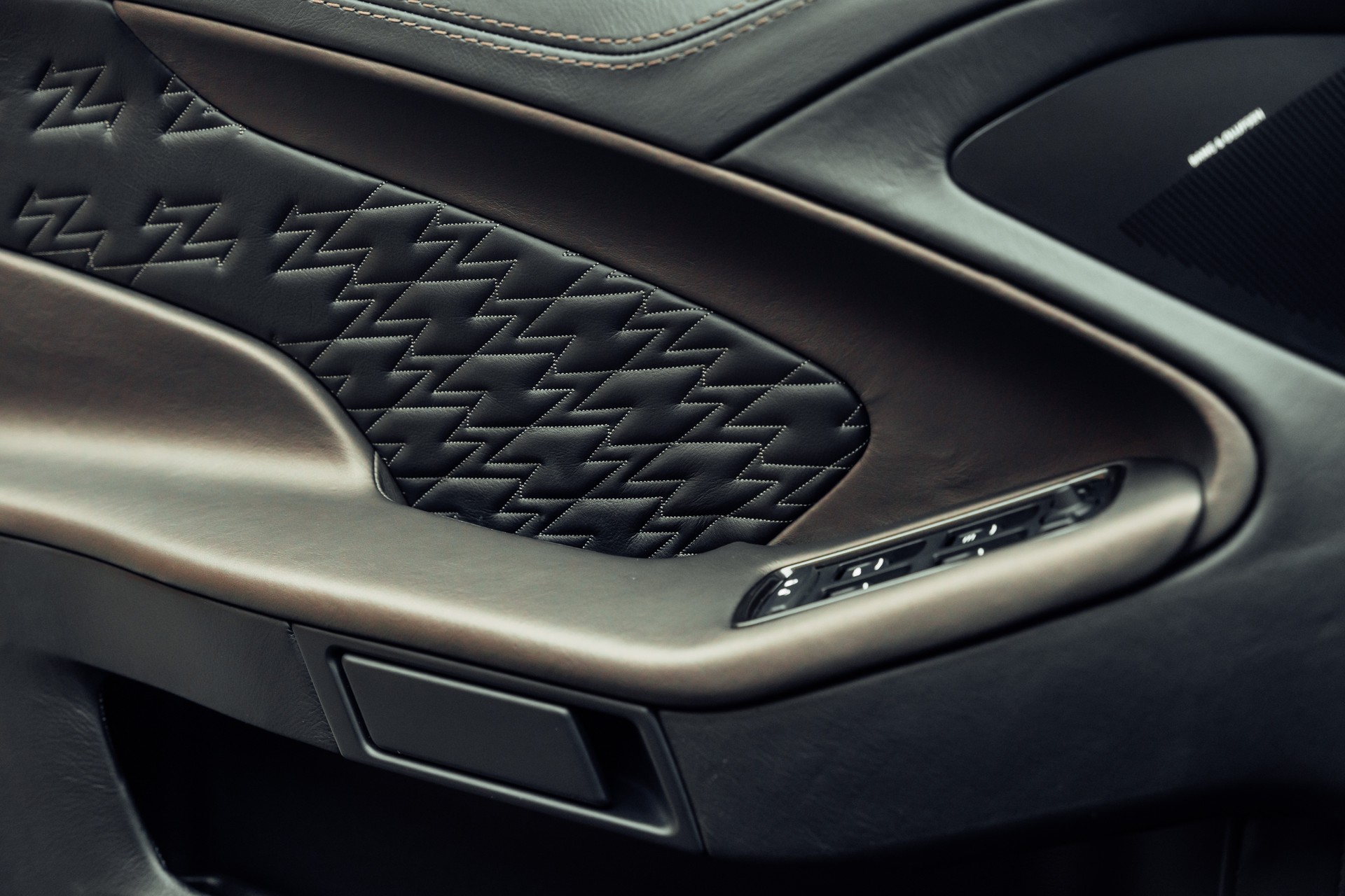 ASTON MARTIN Vanquish Zagato Coupé Villa d'Este 61/99 - 12