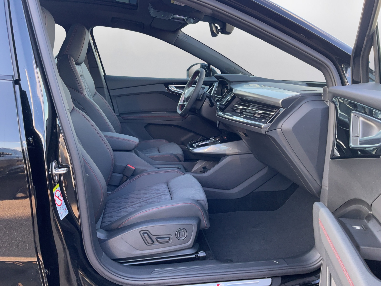 AUDI Q4 e-tron 45 Edition Swiss Ski quattro - 14