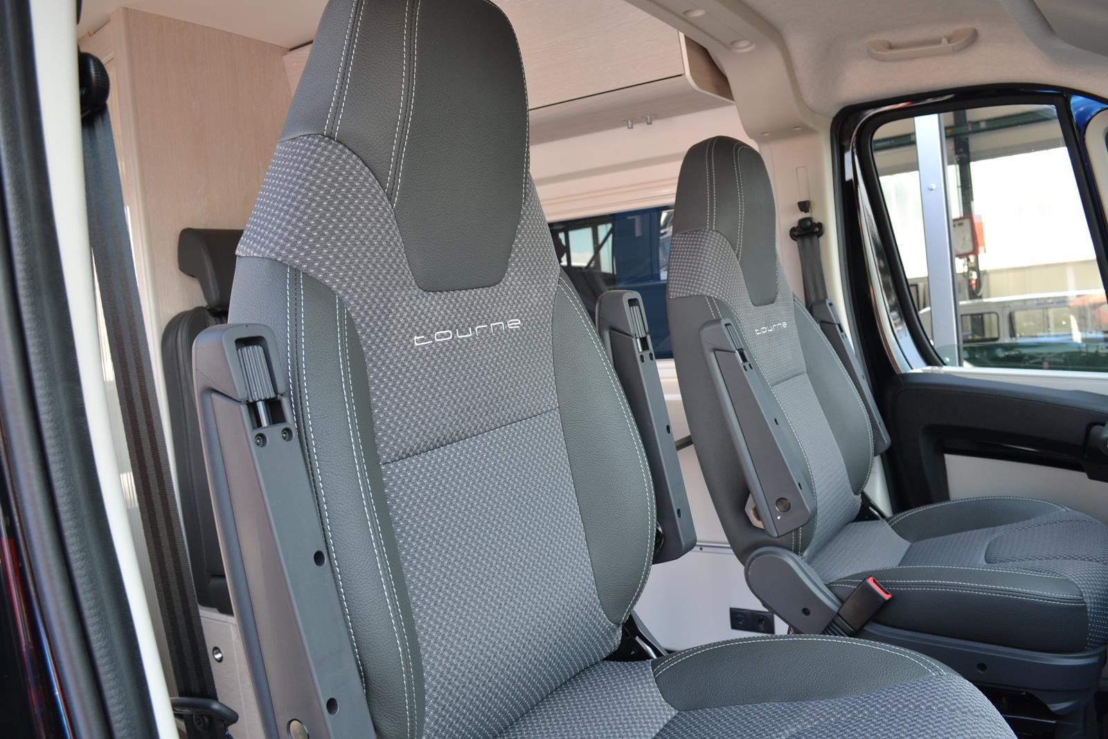 TOURNE MOBIL 6.4 - 180 PS Cruise / Heavy / Automat - 6