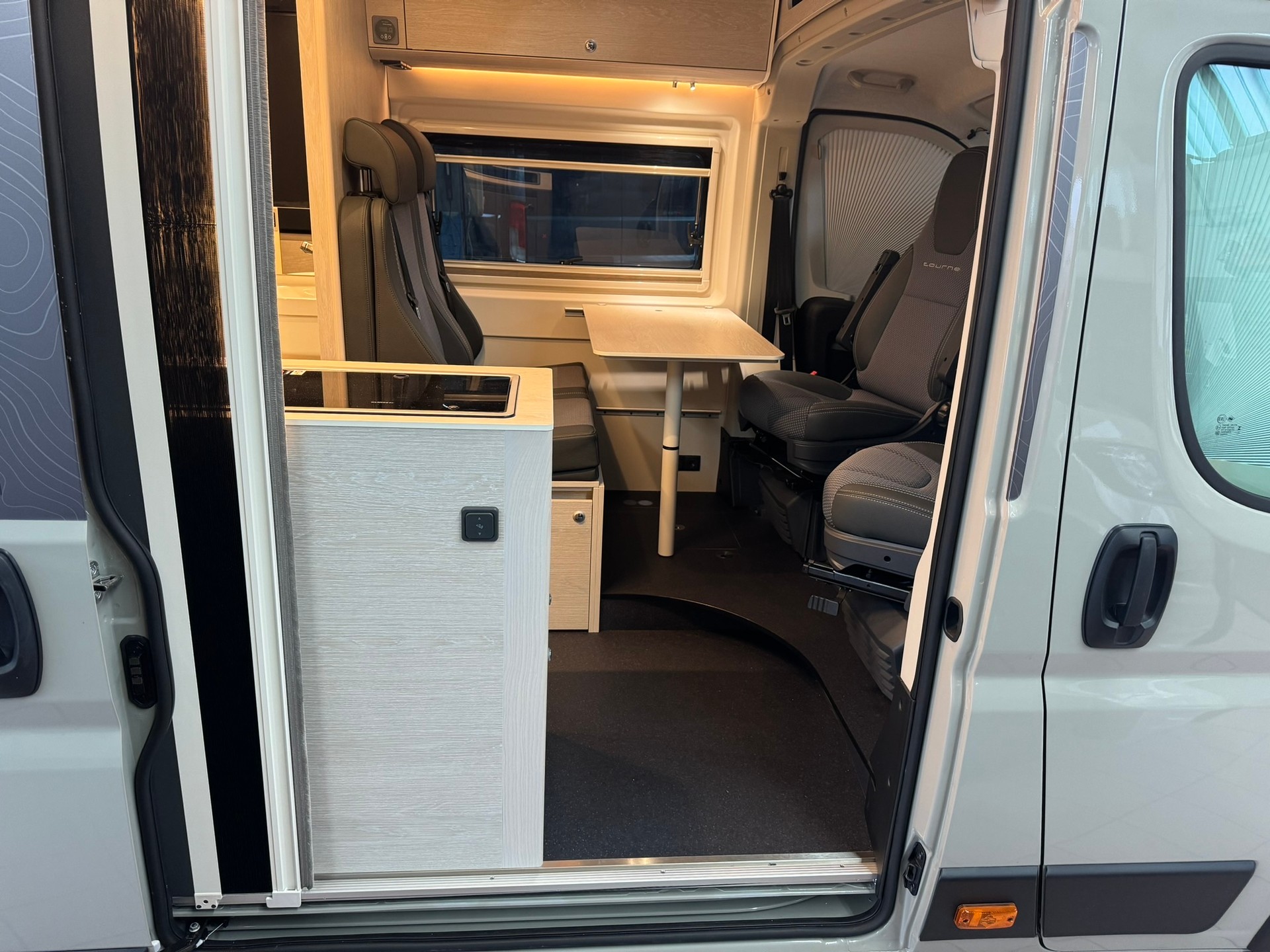 TOURNE MOBIL 6.4 - 180 PS Cruise / Heavy / Automat - 14