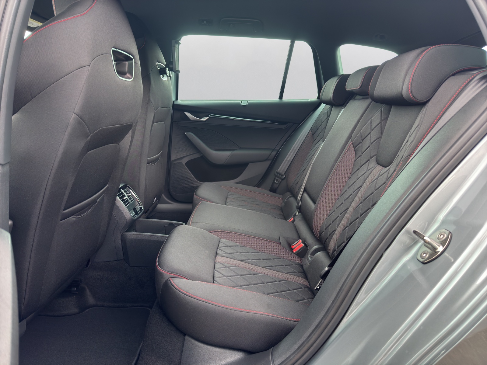 SKODA Octavia Combi 2.0 TSI DSG RS - 11