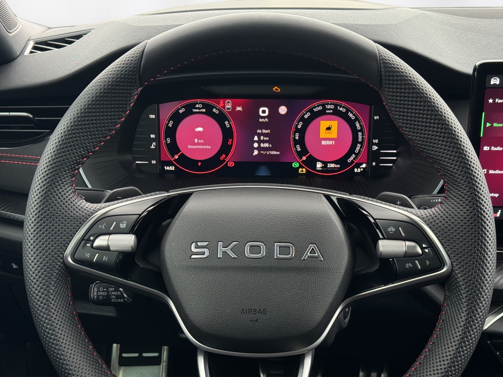 SKODA Octavia Combi 2.0 TSI DSG RS - 8