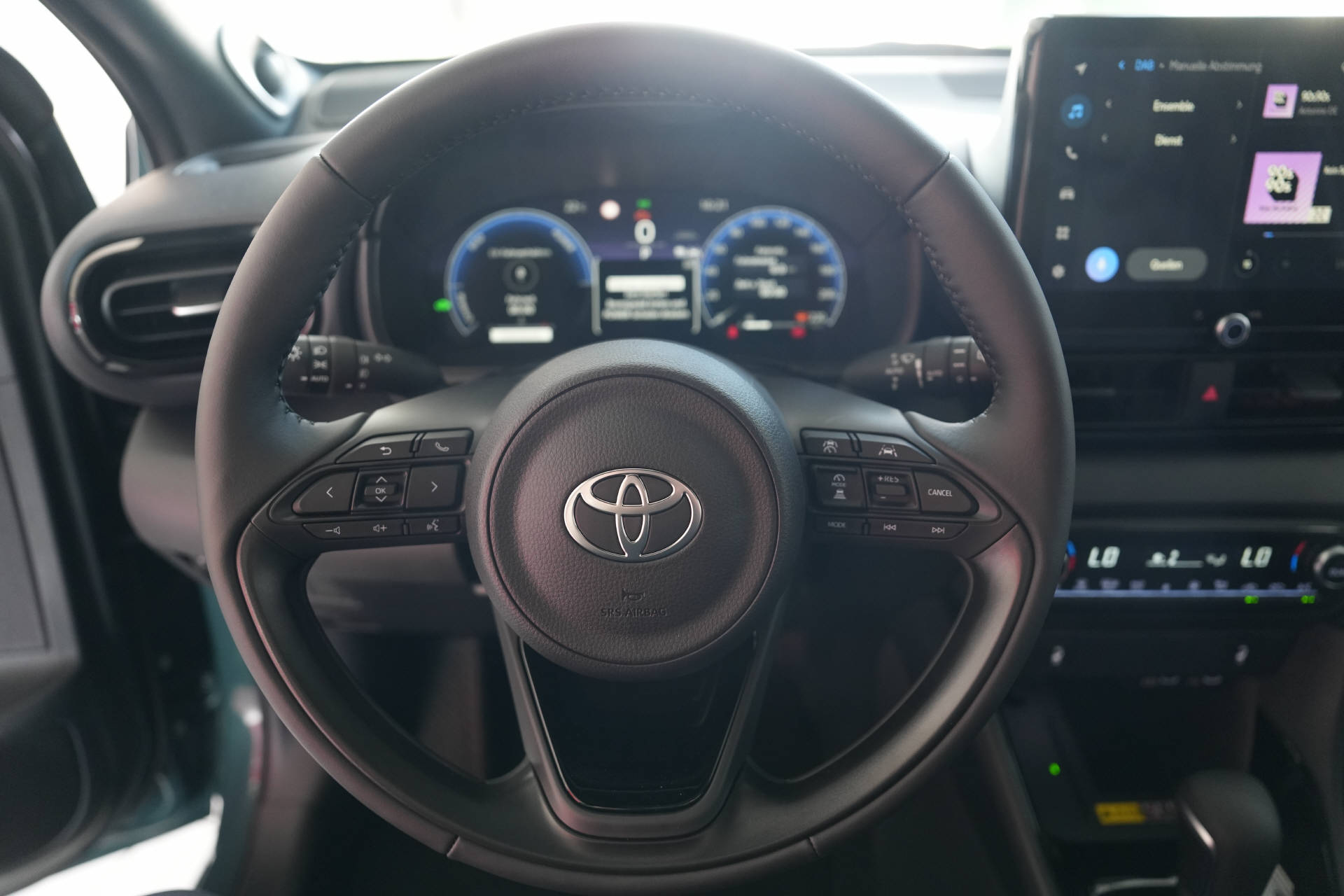 TOYOTA Yaris 1.5 VVT-i HSD Premium - 10