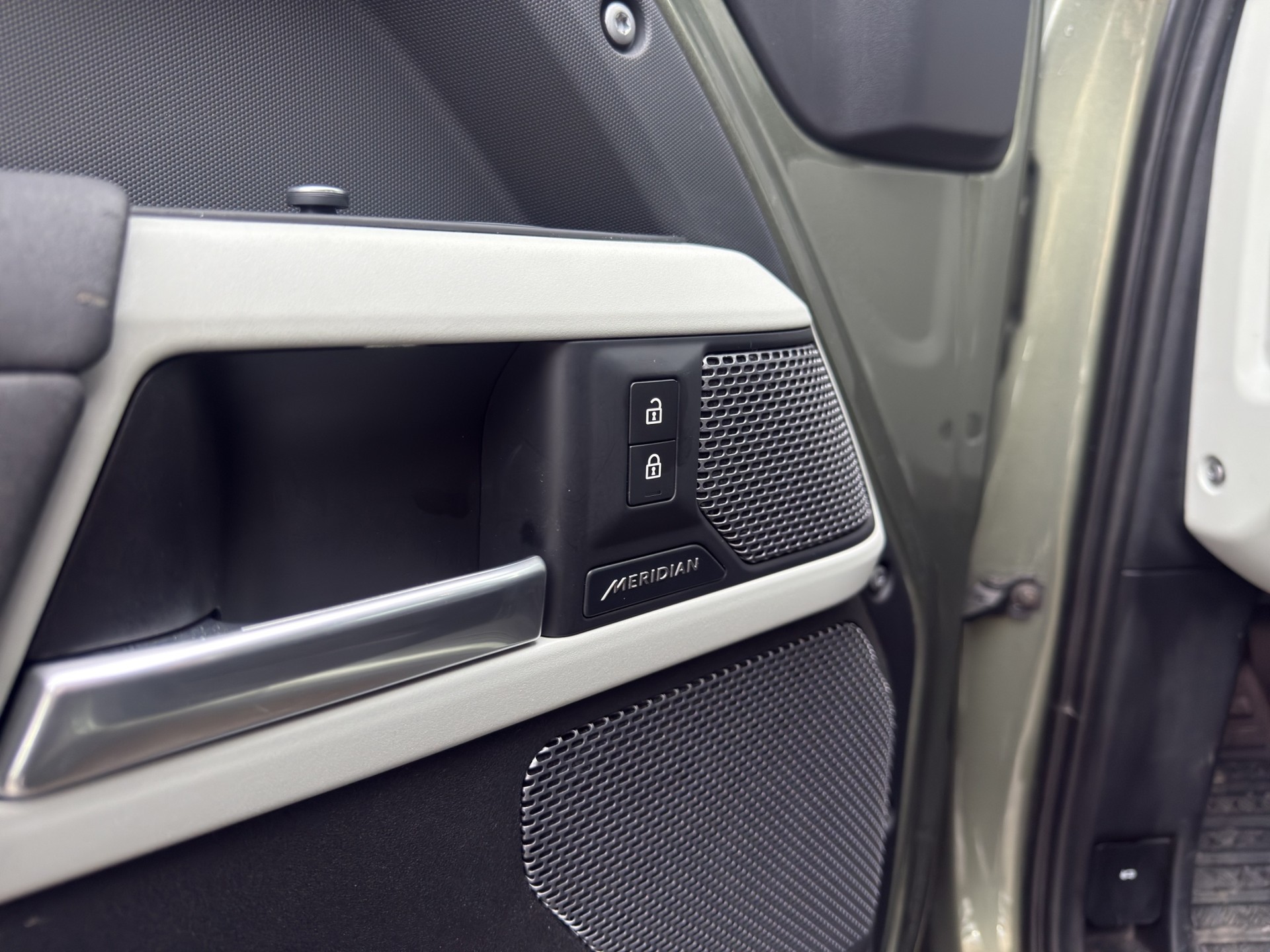 LAND ROVER Defender 90 3.0 D I6 250 SE - 25