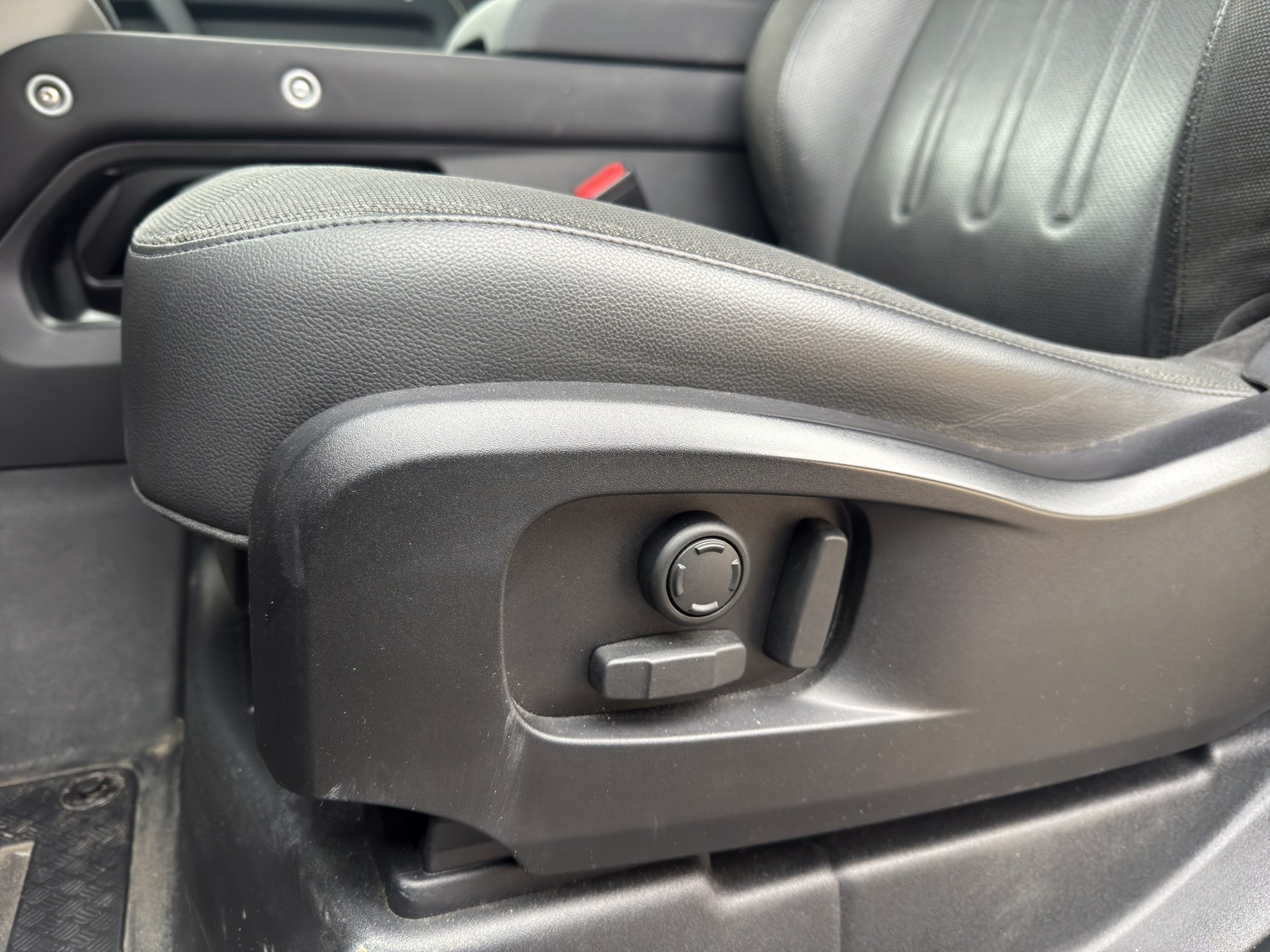 LAND ROVER Defender 90 3.0 D I6 250 SE - 24