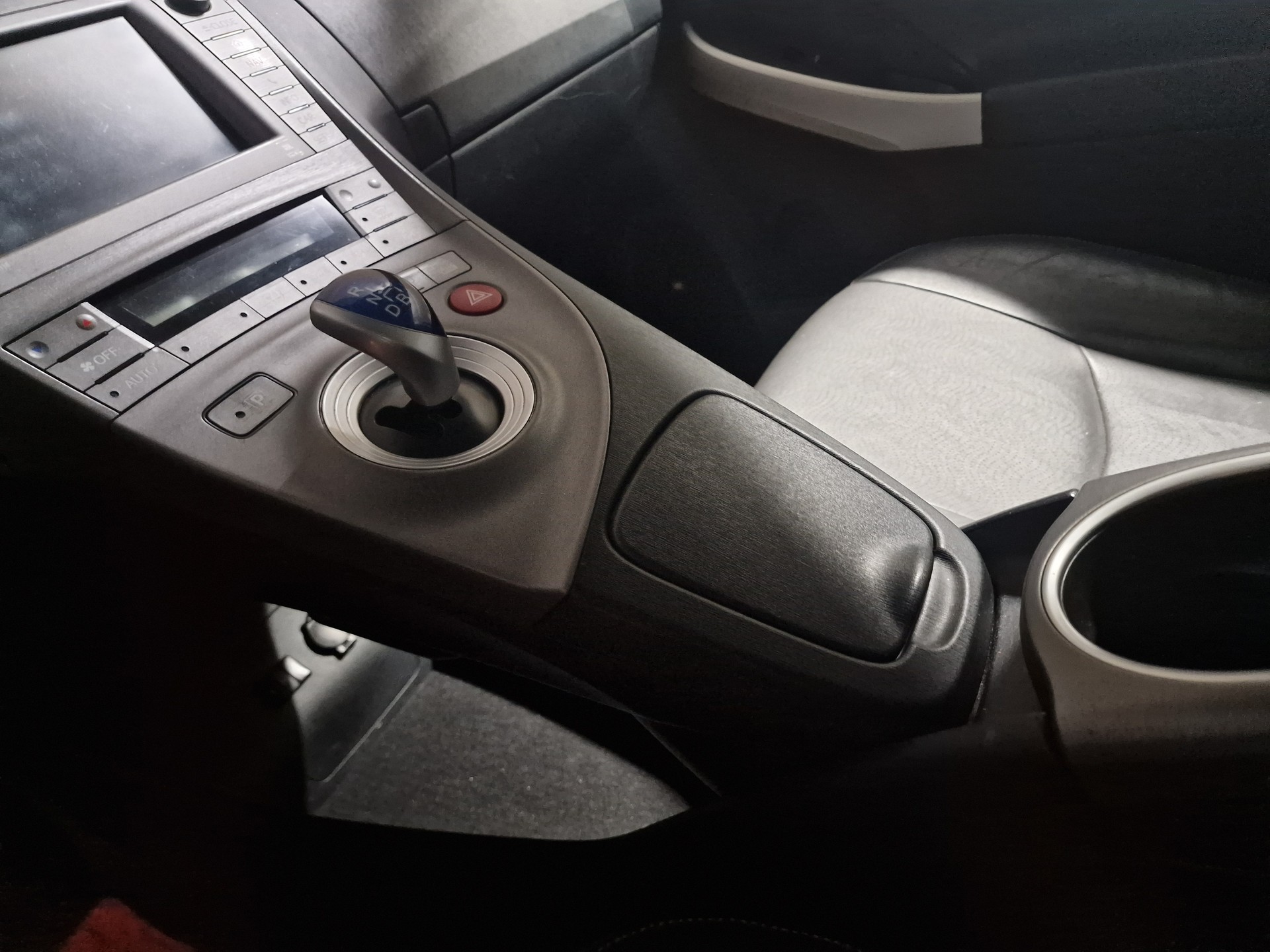 TOYOTA Prius 1.8 16V HSD Sol Premium 8x Reif Anhängku 12Mt Gara - 16