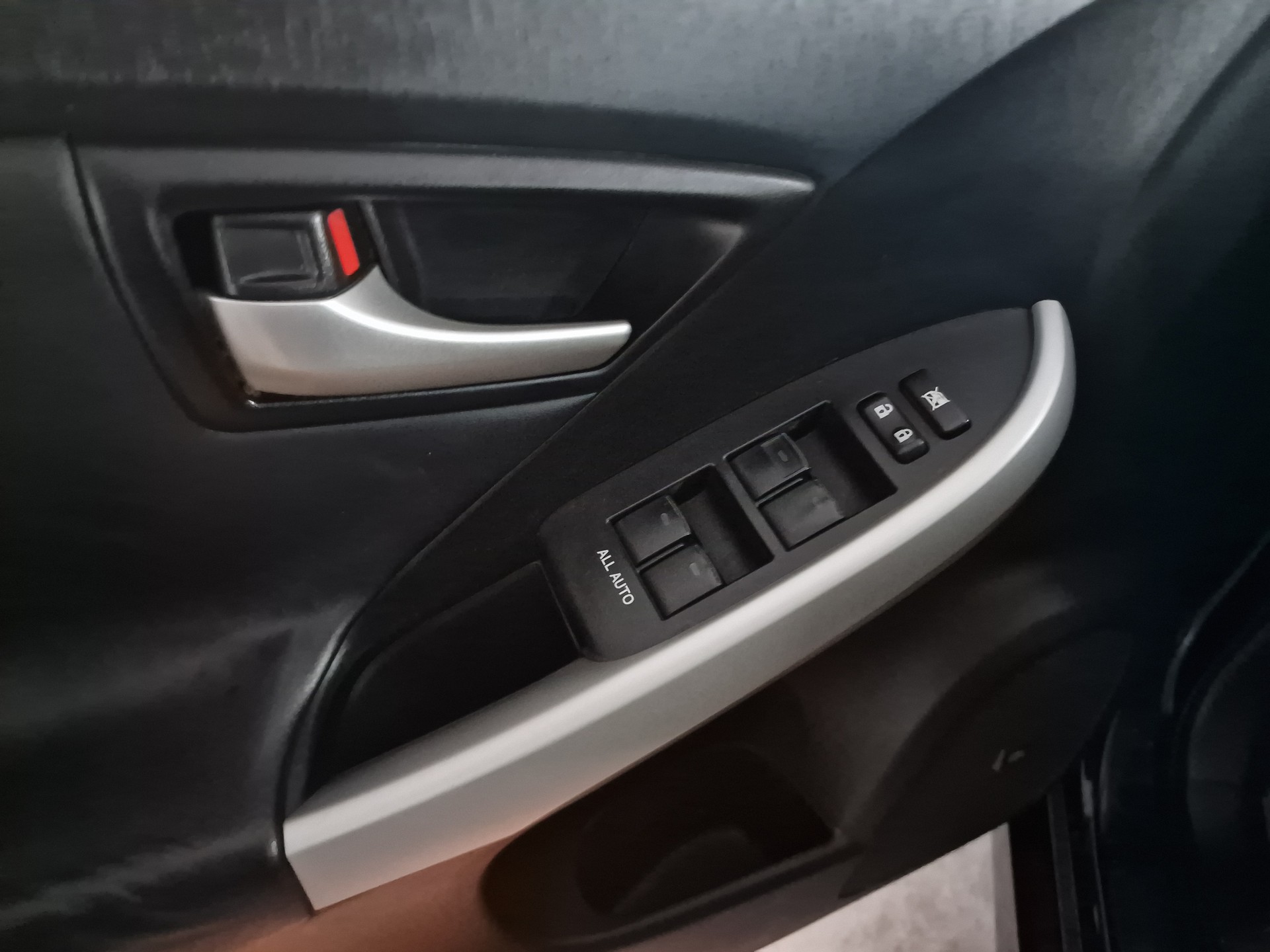 TOYOTA Prius 1.8 16V HSD Sol Premium 8x Reif Anhängku 12Mt Gara - 24