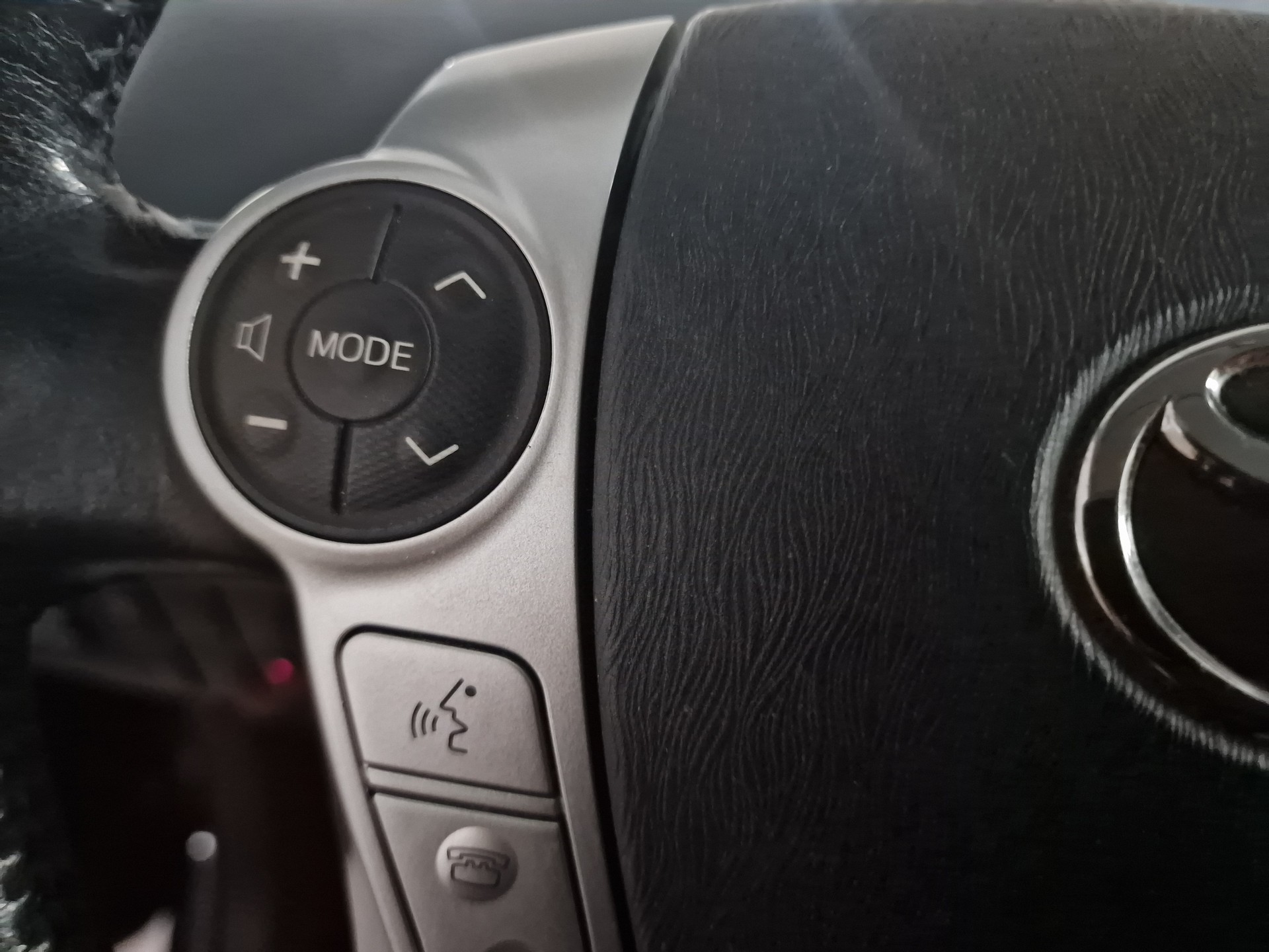 TOYOTA Prius 1.8 16V HSD Sol Premium 8x Reif Anhängku 12Mt Gara - 13