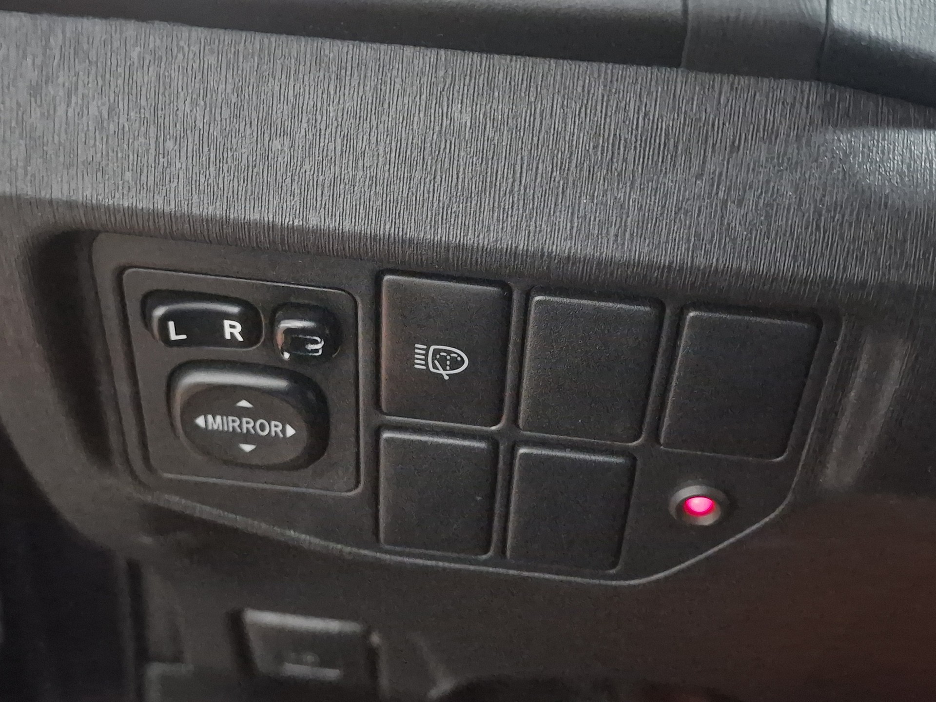 TOYOTA Prius 1.8 16V HSD Sol Premium 8x Reif Anhängku 12Mt Gara - 23