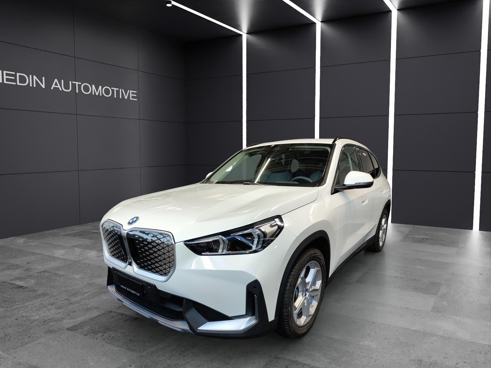 BMW iX1 30 xDrive SUV / Geländewagen