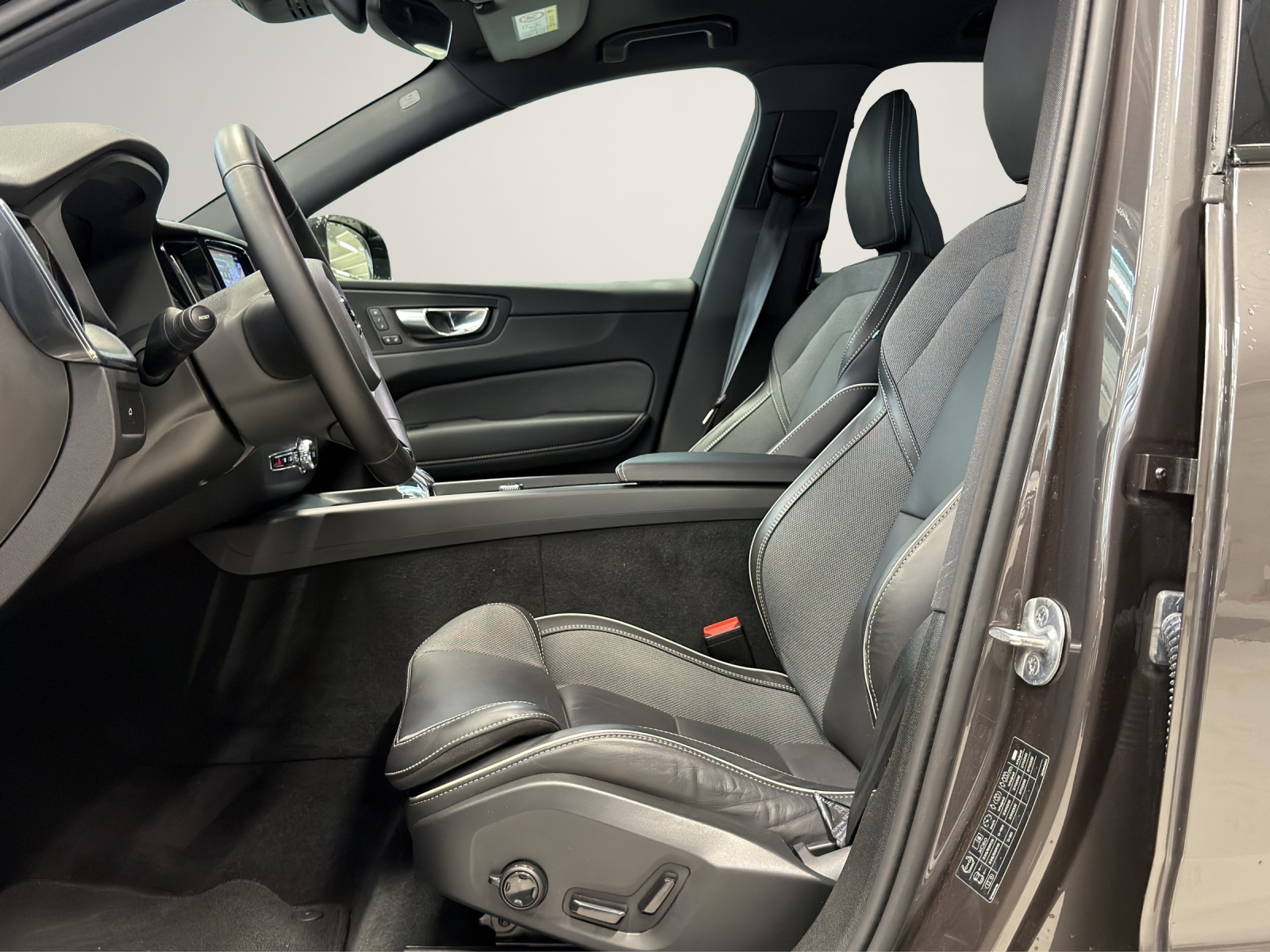 VOLVO XC60 2.0 B5 MH Plus Dark AWD - 11