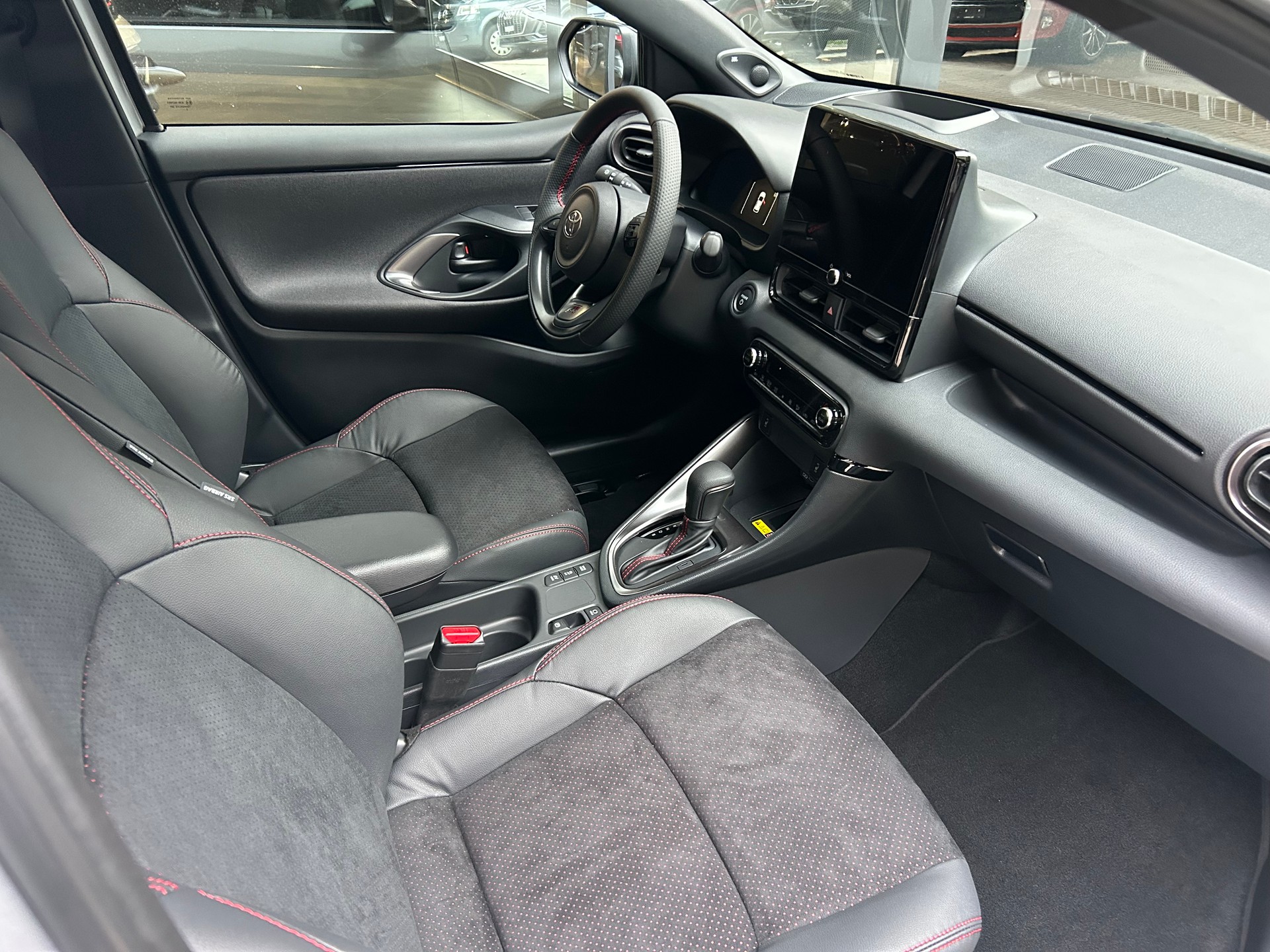 TOYOTA Yaris 1.5 GR Sport e-CVT - 11