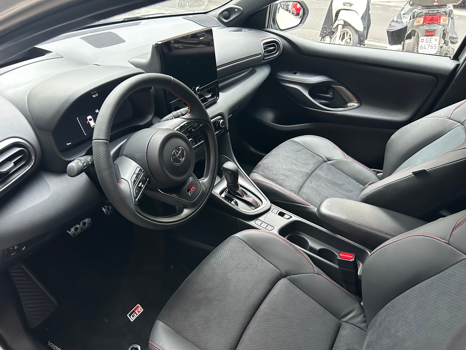 TOYOTA Yaris 1.5 GR Sport e-CVT - 6