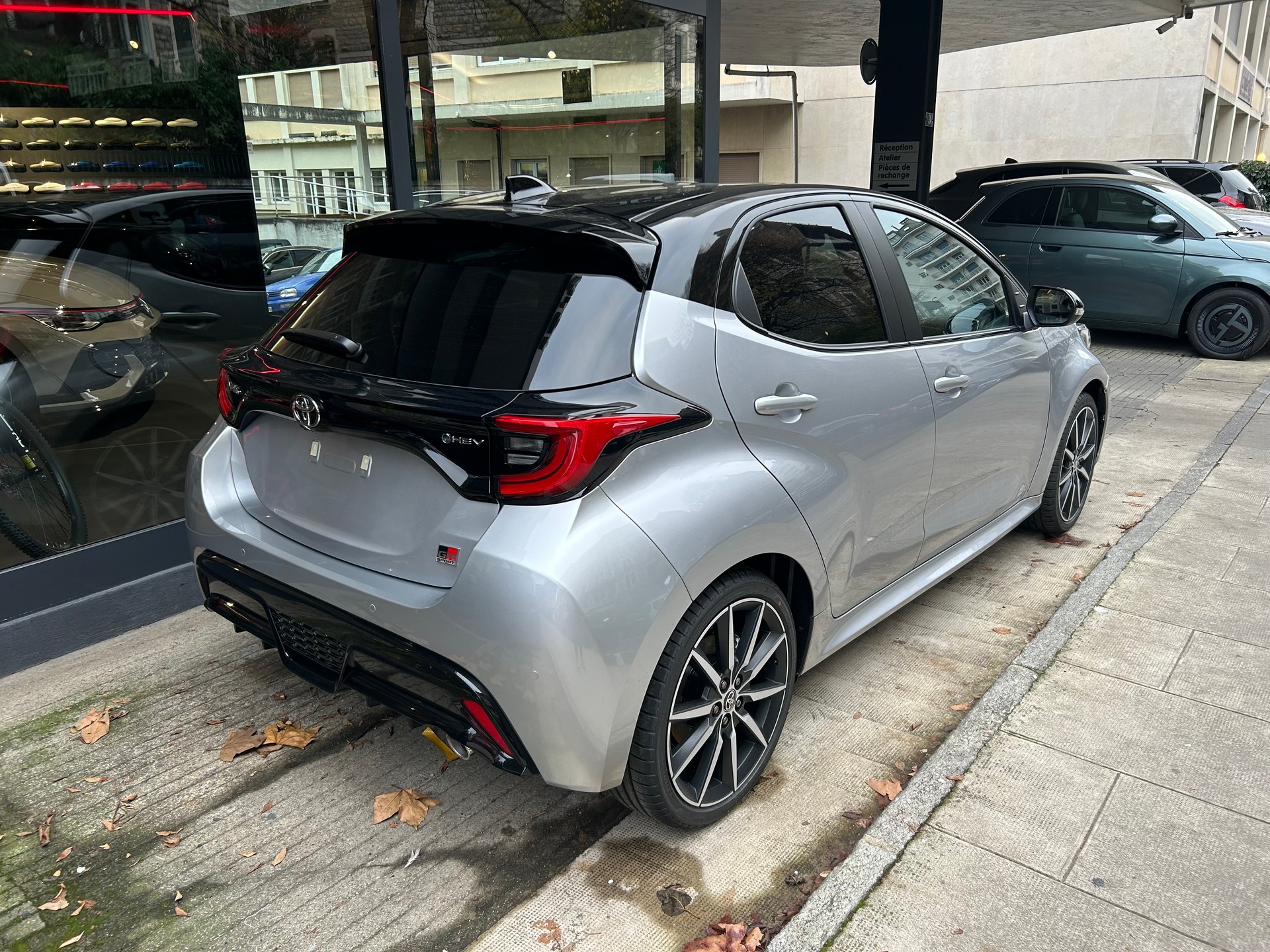 TOYOTA Yaris 1.5 GR Sport e-CVT - 4