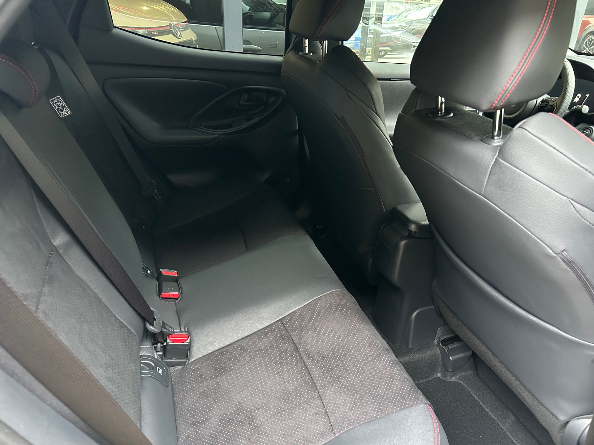 TOYOTA Yaris 1.5 GR Sport e-CVT - 12