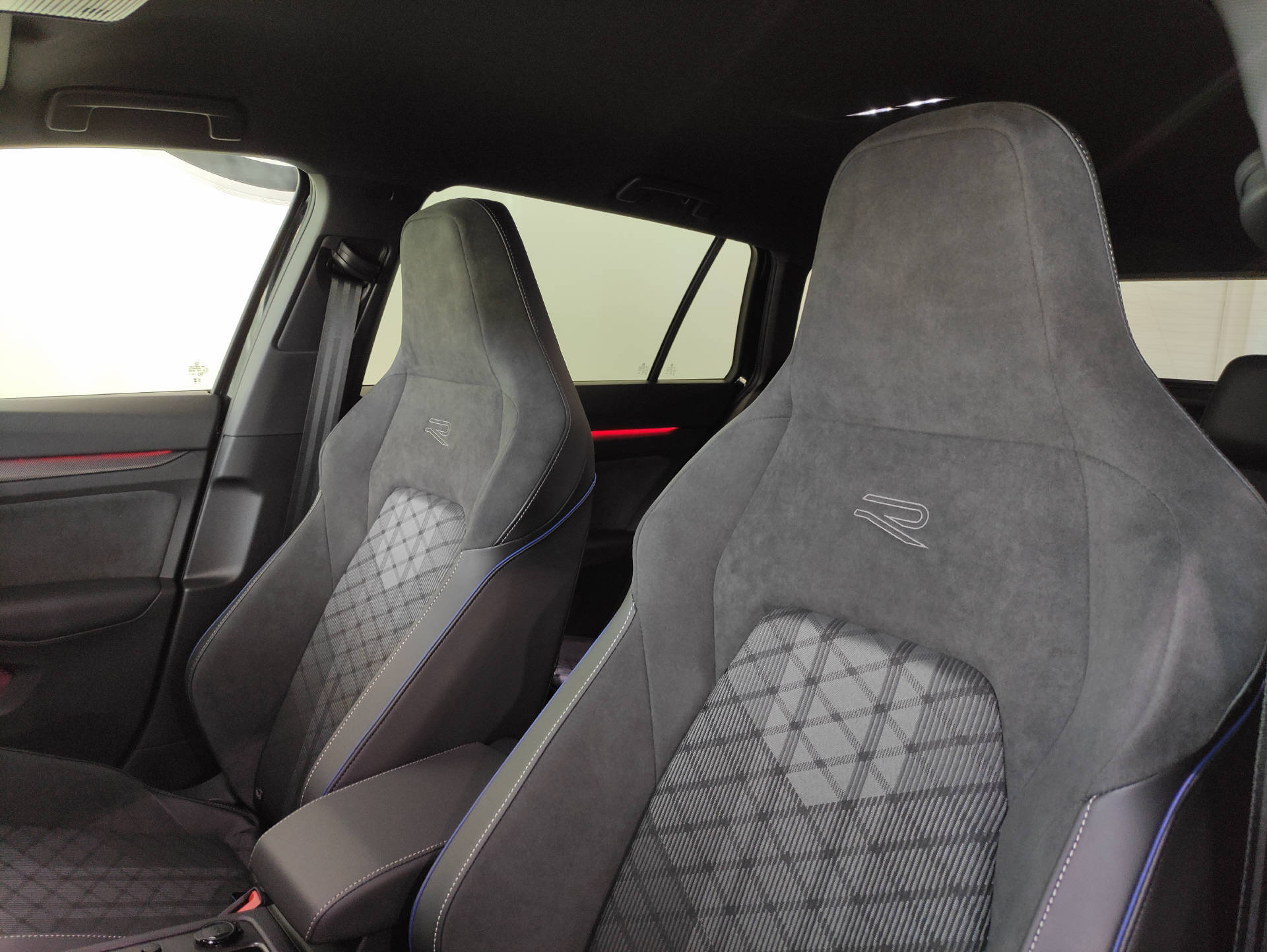 VW Golf VIII Variant 1.5 eTSI R-Line DSG - 6