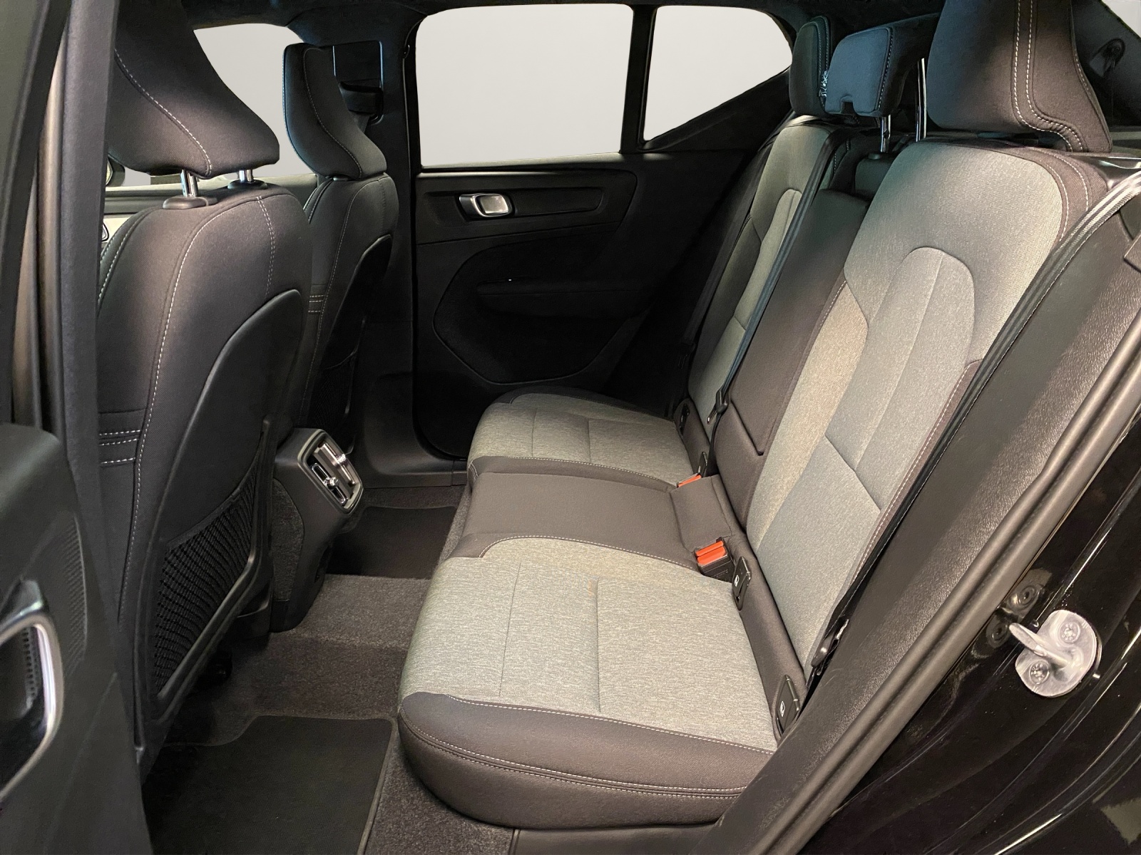 VOLVO XC40 2.0 B4 MH Plus Dark - 16